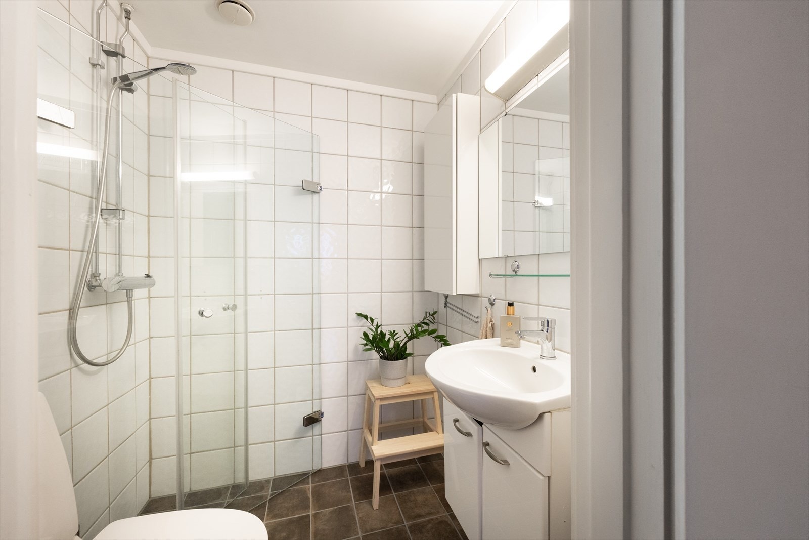 Pent flislagt baderom med elektrisk gulvvarme. Galleribilde