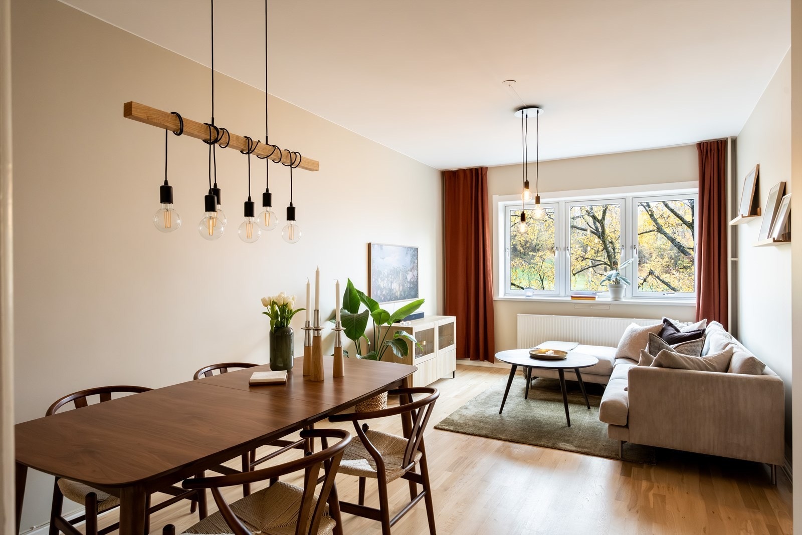 De store vindusflatene sørger for rikelig med lysinnslipp, i tillegg bidrar takhøyden på 2,69m til en god romfølelse. Galleribilde