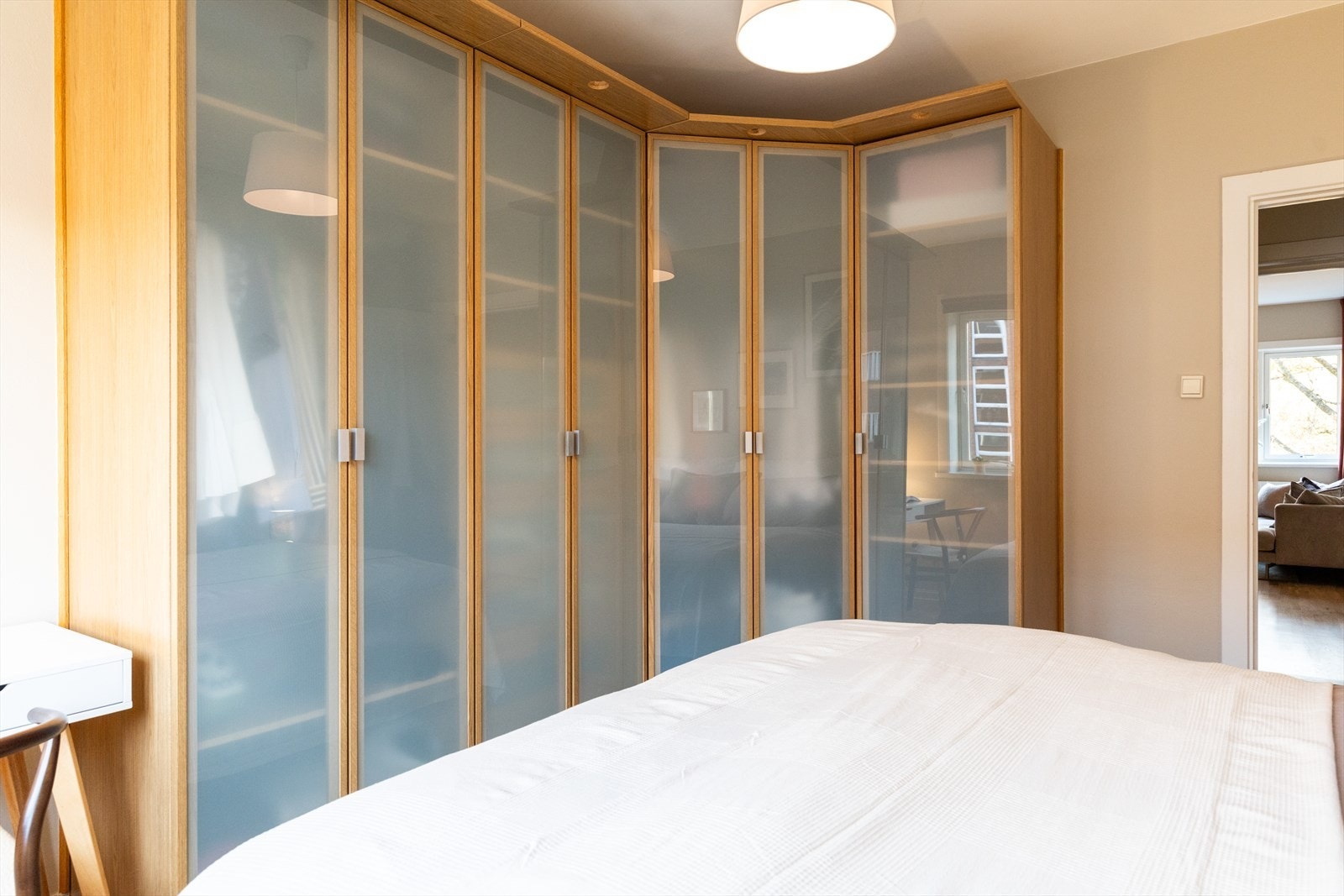 Videre er det rikelig med oppbevaringsplass i det praktiske garderobeskapet. Galleribilde