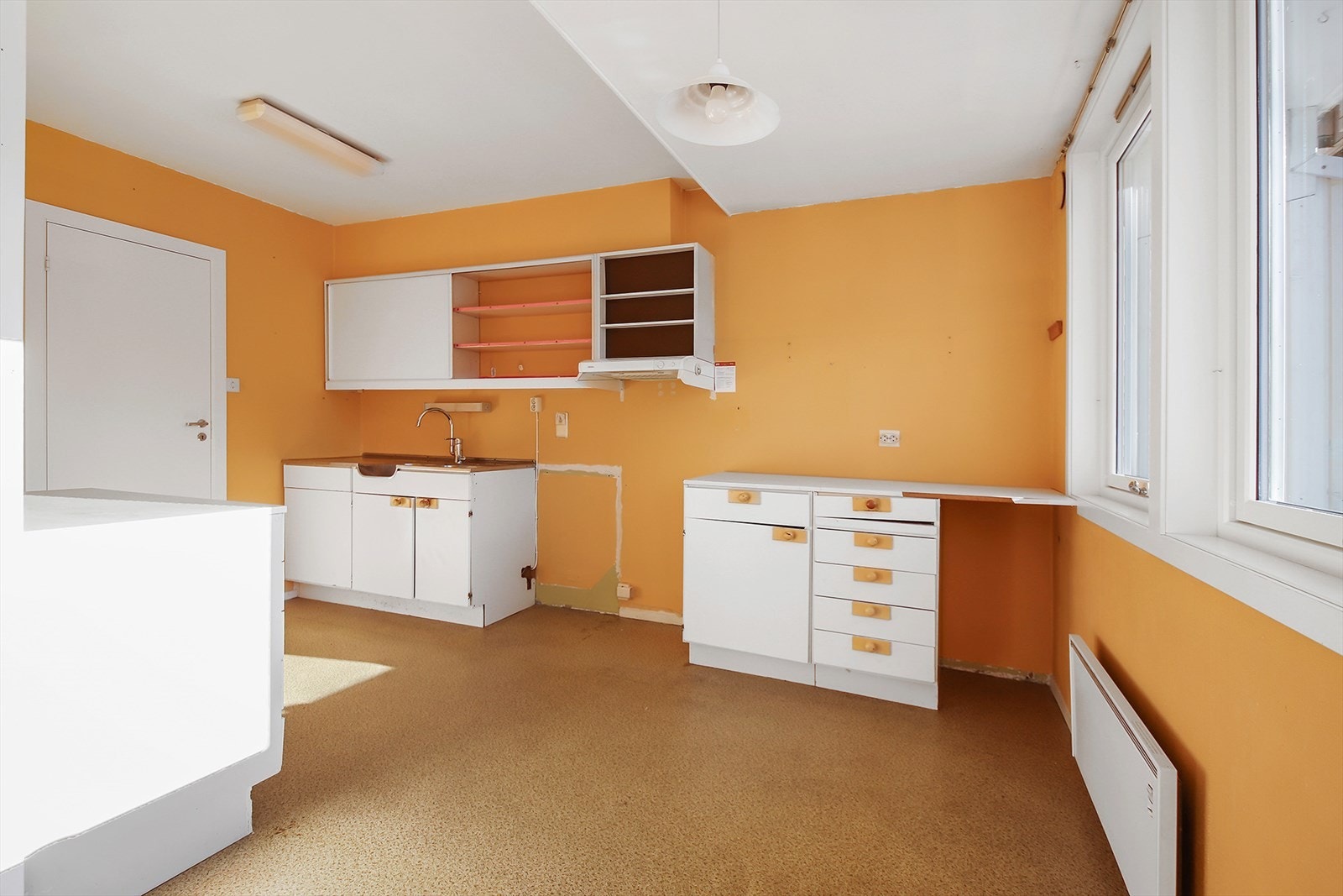 Kjøkkenet har innredning med glatte fronter og benkeplater av laminat. Galleribilde