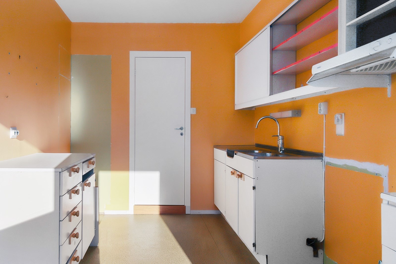 På kjøkkenet er det opplegg for oppvaskmaskin og uttak til komfyr. Fra kjøkkenet er det dør til vaskerom og bad. Galleribilde