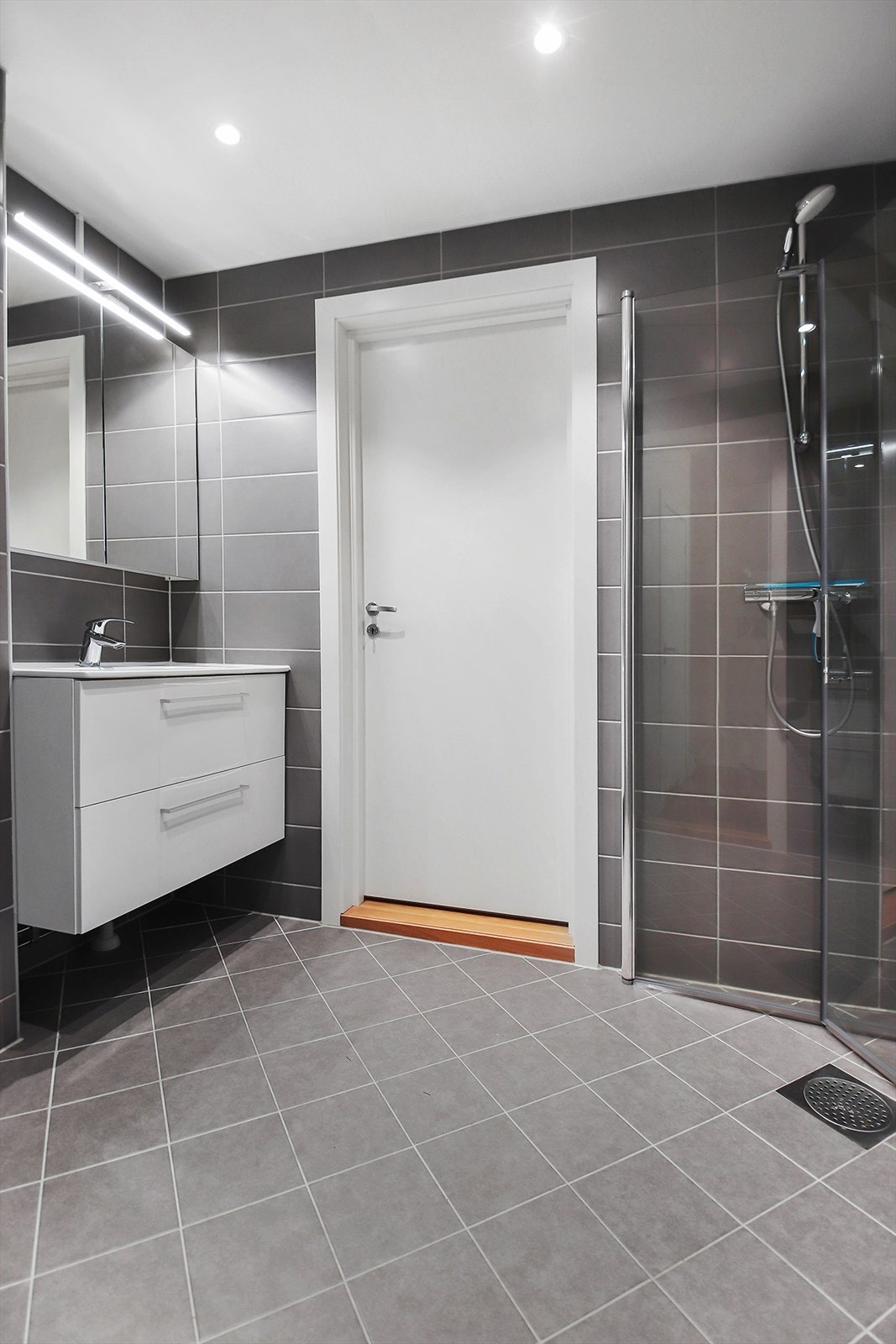 Bad og vaskerom ble totalrehabilitert i regi av borettslaget i 2022. Her er det flislagt gulv med varmekabel i gulvet, fliser på vegg og spotter i taket. Rommet er innredet med servantskap med helstøpt servant,
speilskap og dusjvegger. Galleribilde