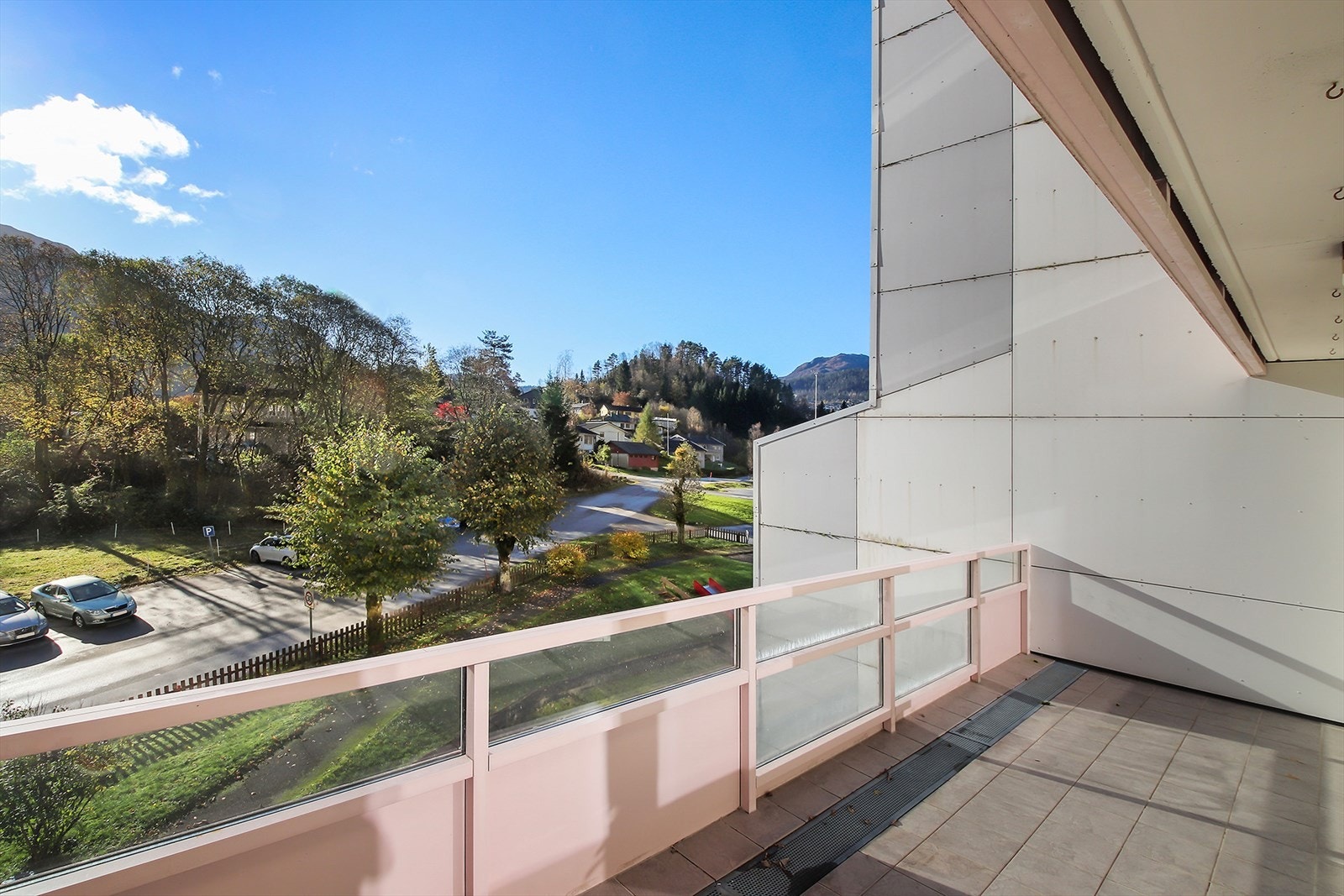 Leiligheten har sørvendt terrasse med gode solforhold og fin utsikt. Galleribilde