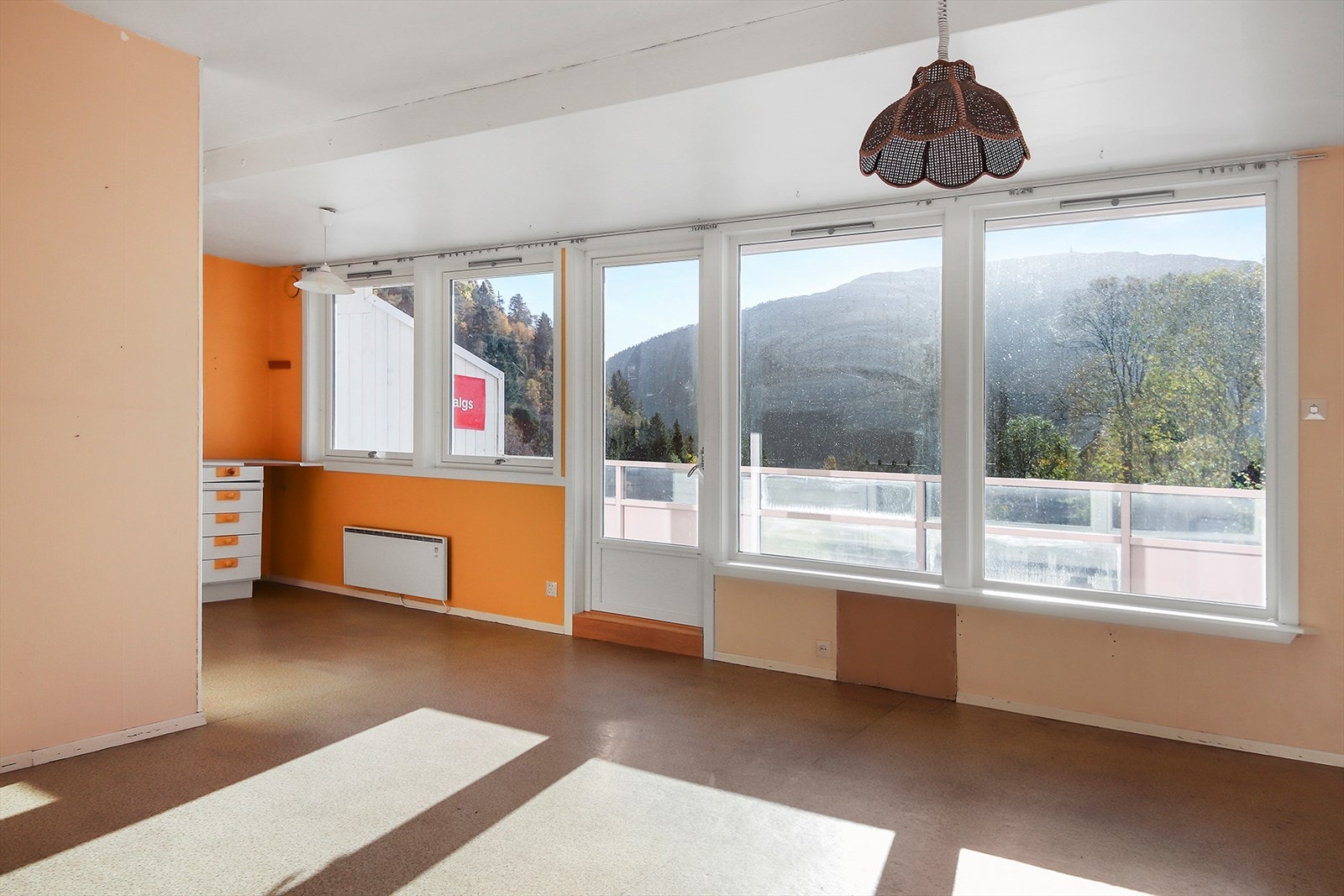 Fra stuen er det tilkomst til kjøkkenet med god plass til spisebord og stoler. Galleribilde