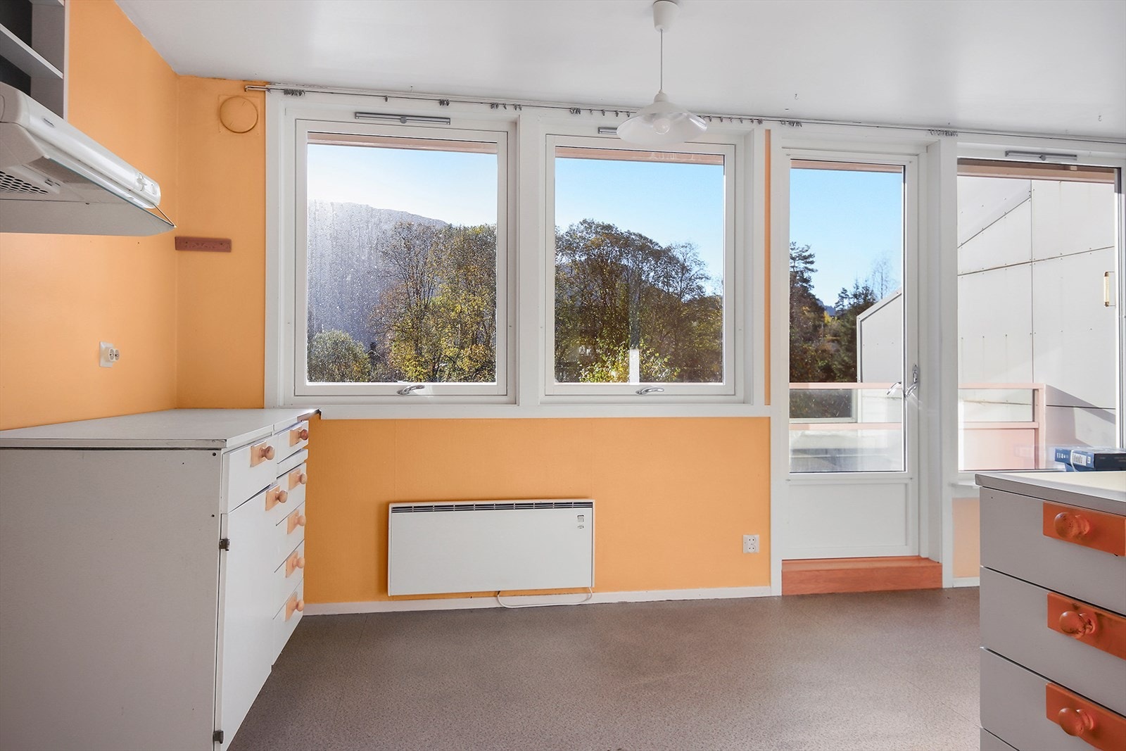 Fra kjøkkenet og stuen er det utgang til terrasse. Galleribilde