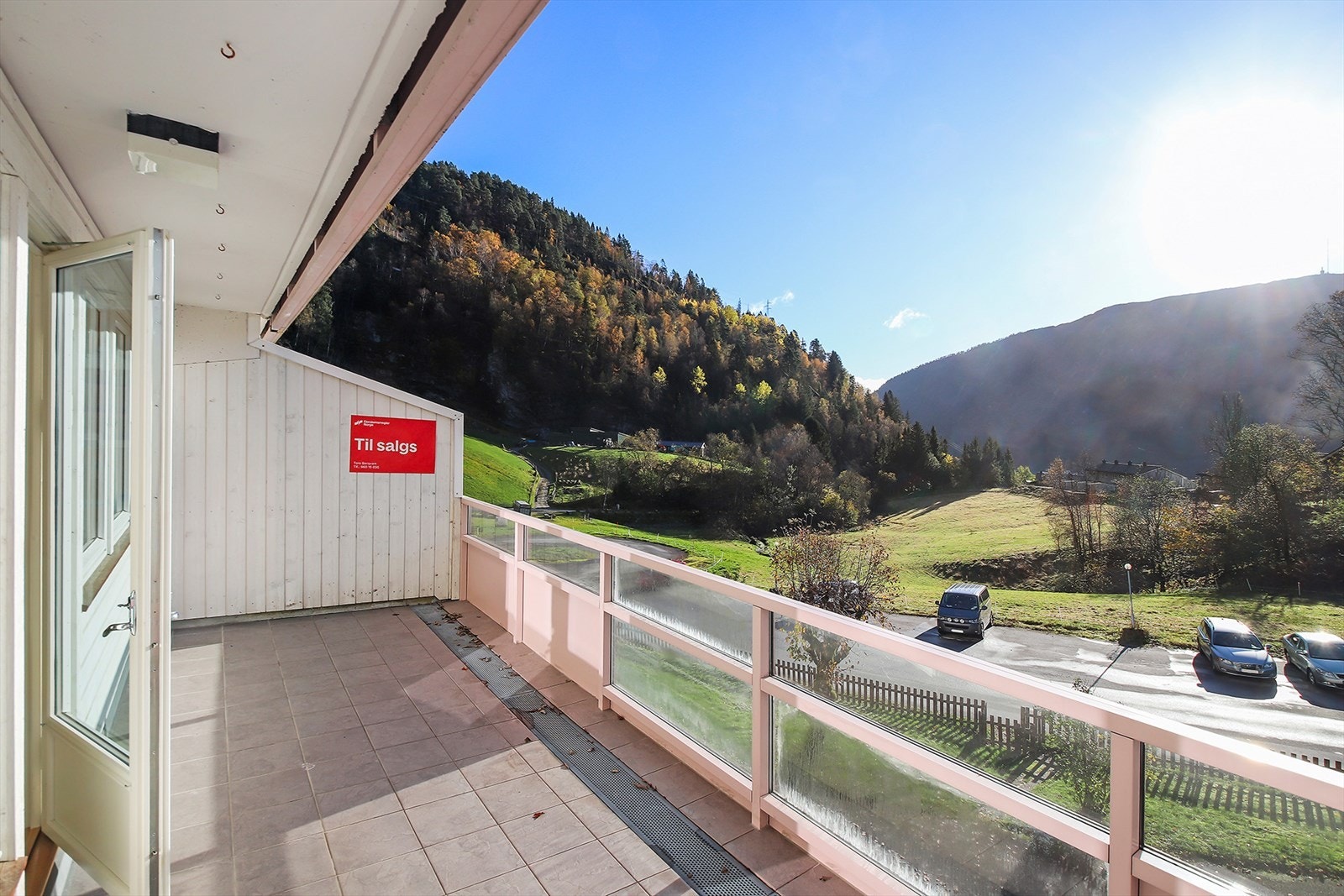 Borettslaget ligger fint til med gangavstand og bussforbindelse til sentrum. Det er også gang-/sykkelavstand til høyskolen og sykehuset. Galleribilde