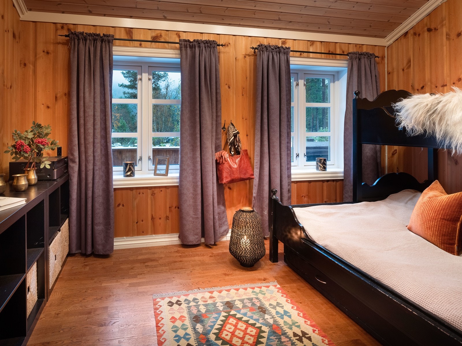 Hyttens første etasje har to flotte soverom - her med familiekøyeseng Galleribilde