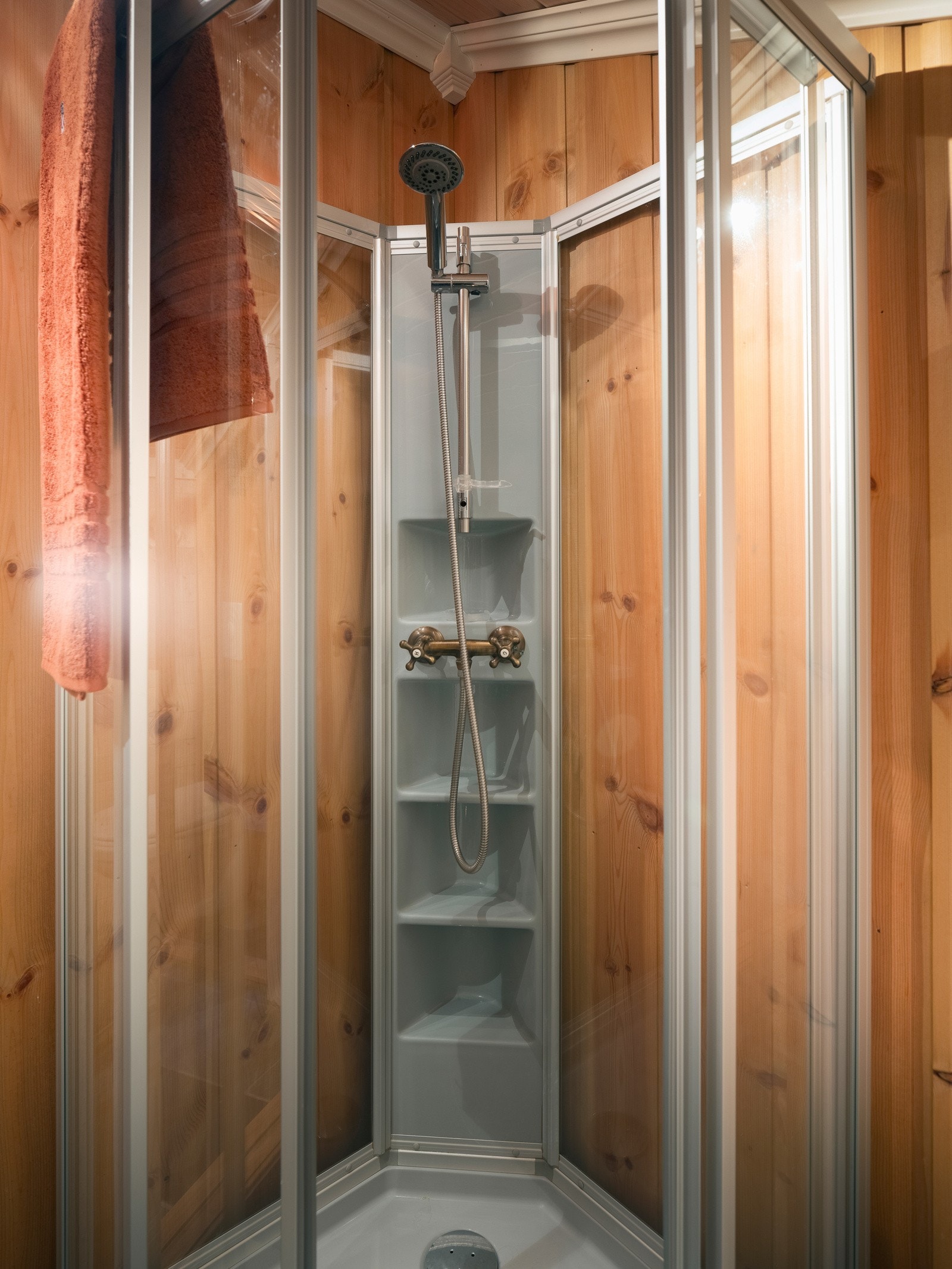 Hopp inn i en varm dusj etter en magisk skitur Galleribilde