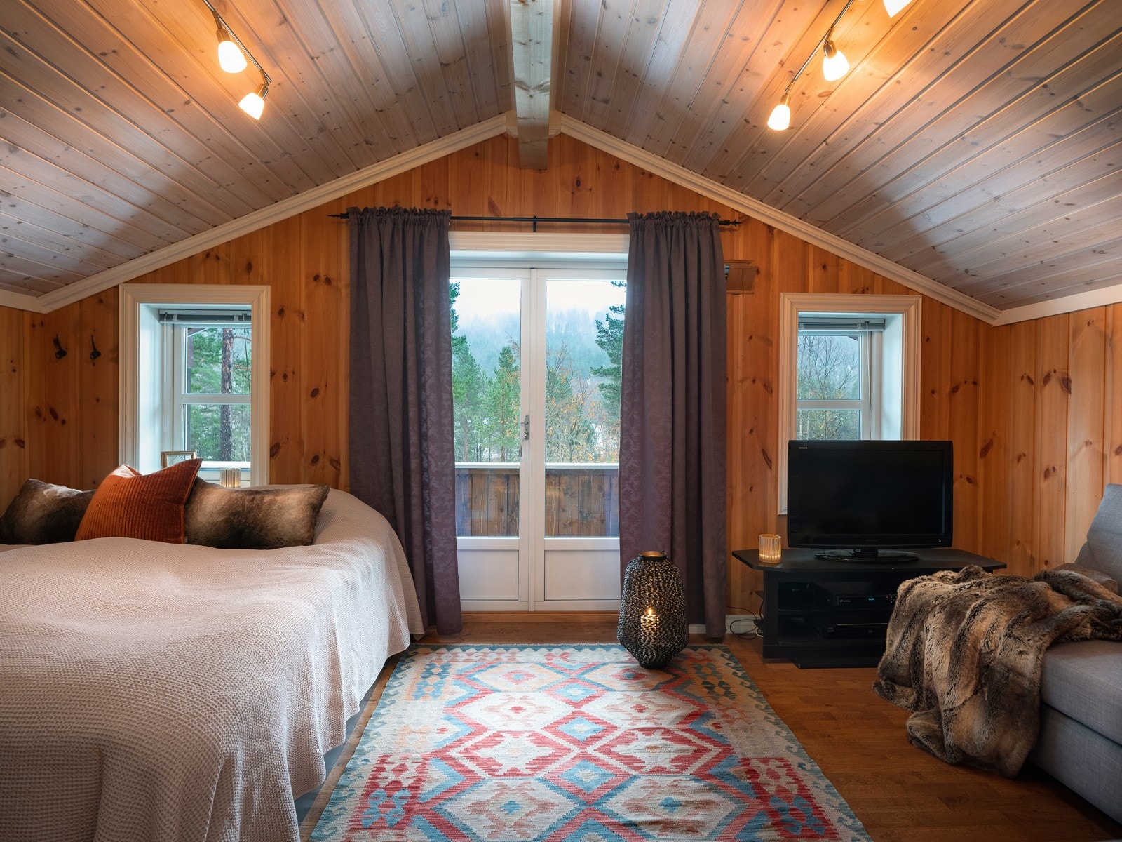 Hyttens andre etasje har tre fine soverom Galleribilde