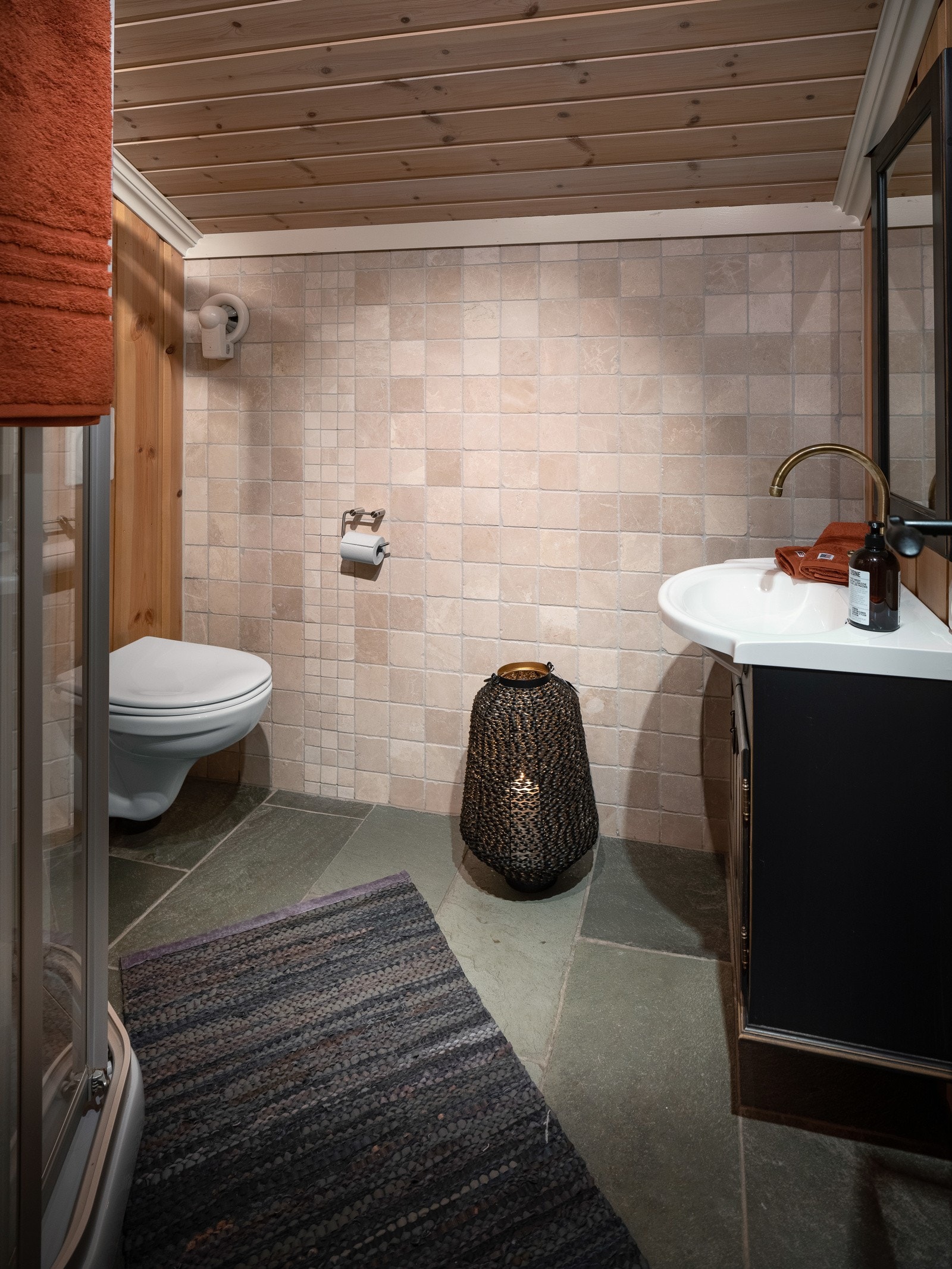 Hyttens andre etasje har et stilig bad Galleribilde