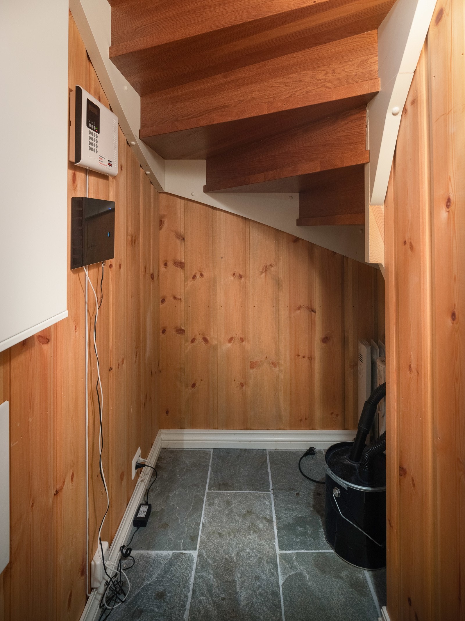 Romslig under trappen Galleribilde