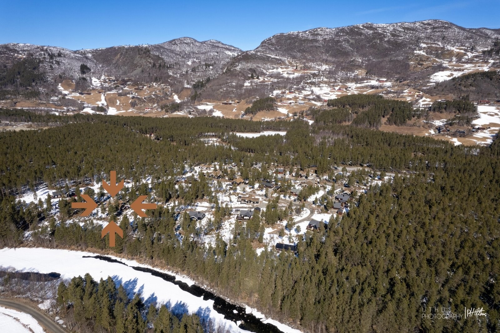 Hytten ligger flott til i et hyggelig hyttefelt Galleribilde