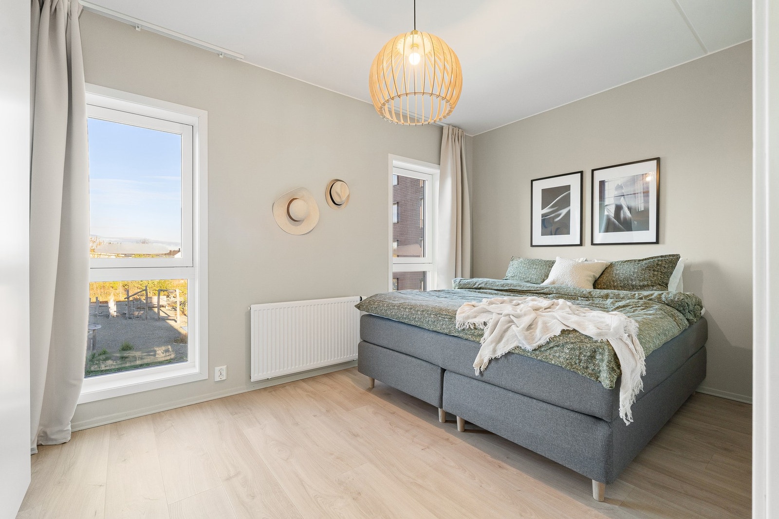 Stort hovedsoverom med god plass til dobbeltseng og garderobeskap. Galleribilde