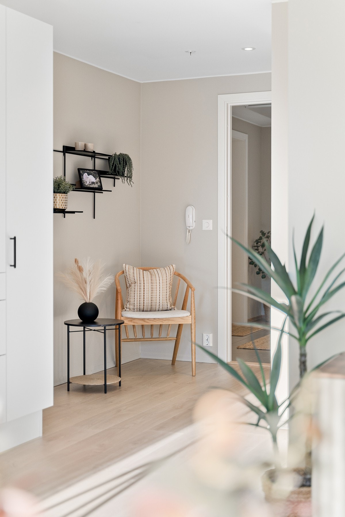 Hele leiligheten er malt i lune og moderne farger. Galleribilde