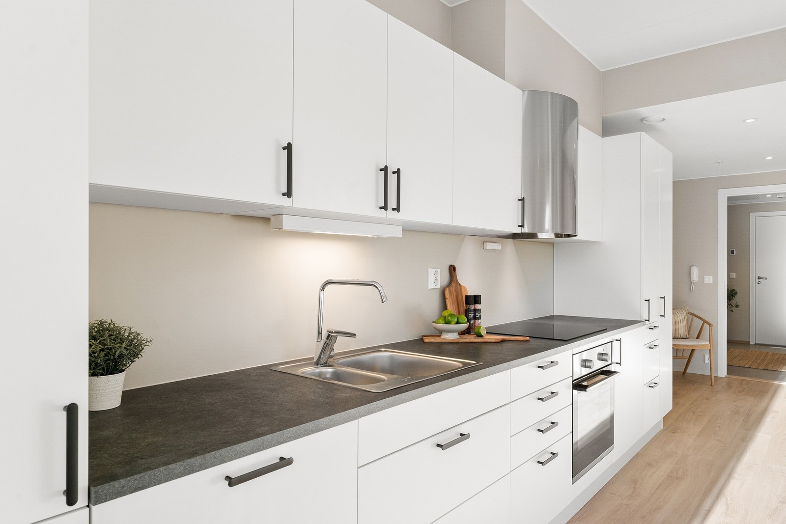 Meget flott kjøkken med mye skap-og benkeplass. Galleribilde