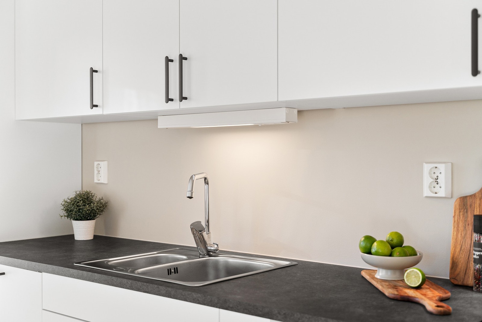 Kjøkkenet har integrerte hvitevarer. Galleribilde