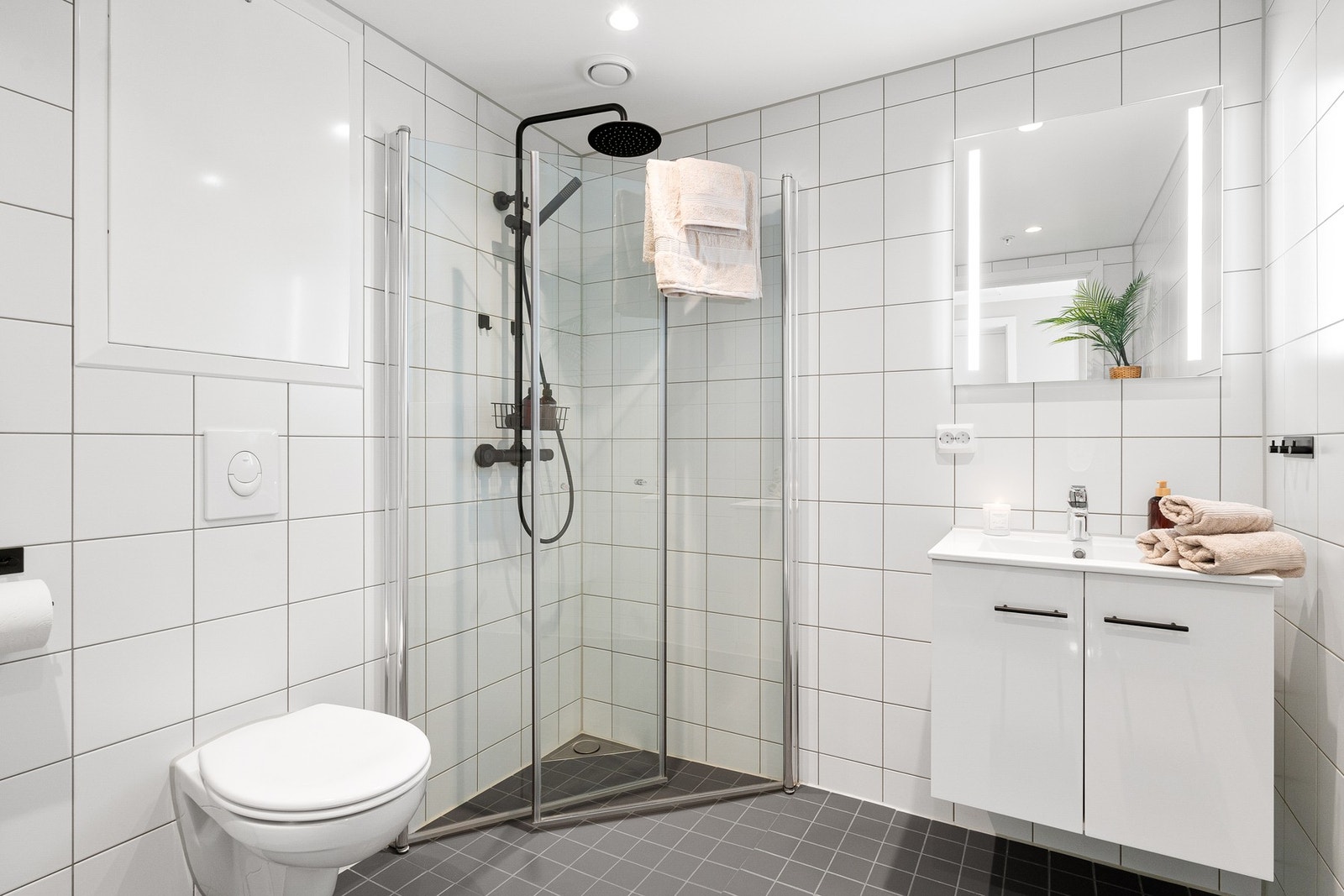 Pent bad med god plass til vaskemaskin. Galleribilde