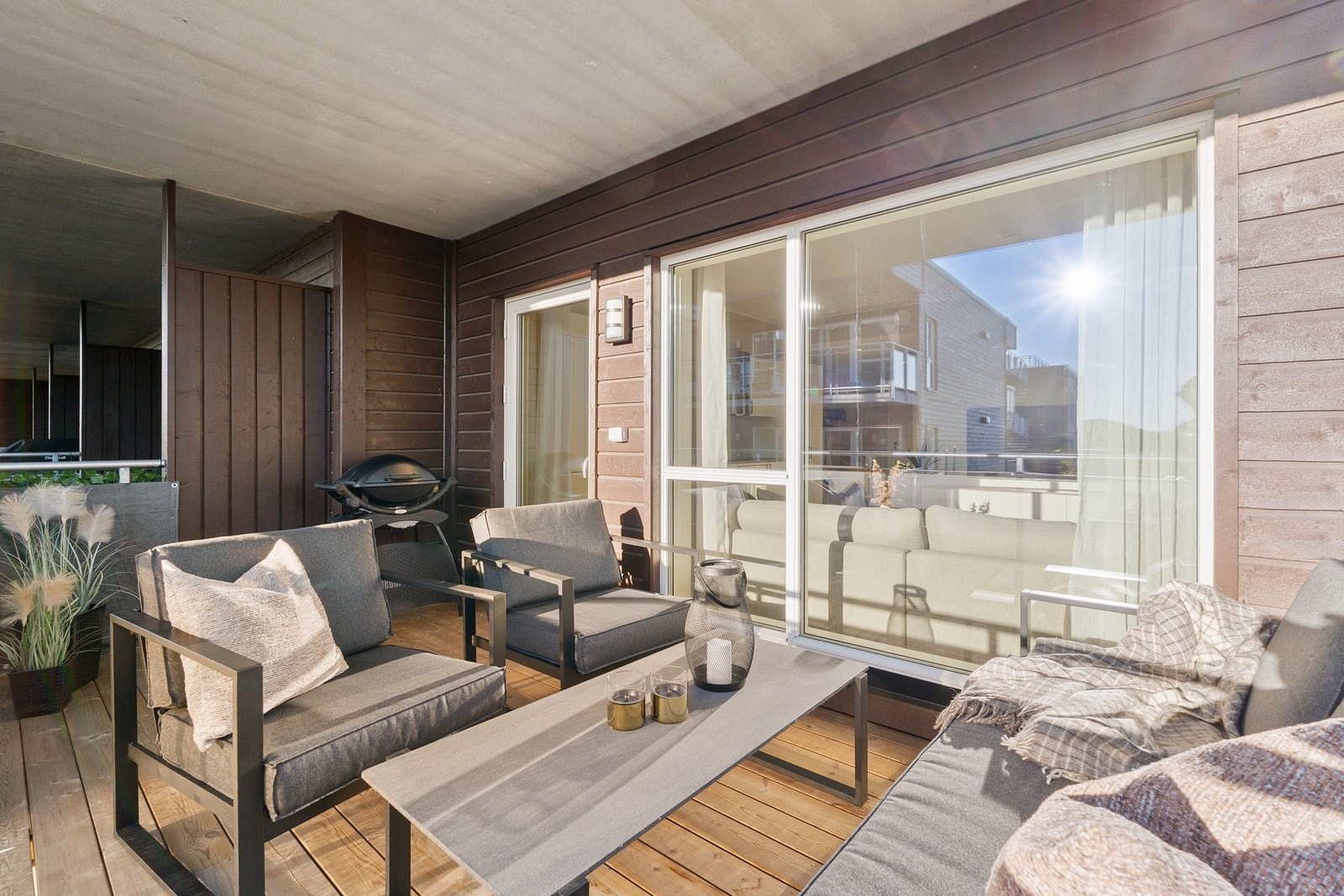 Sørvendt balkong med gode solforhold. Galleribilde