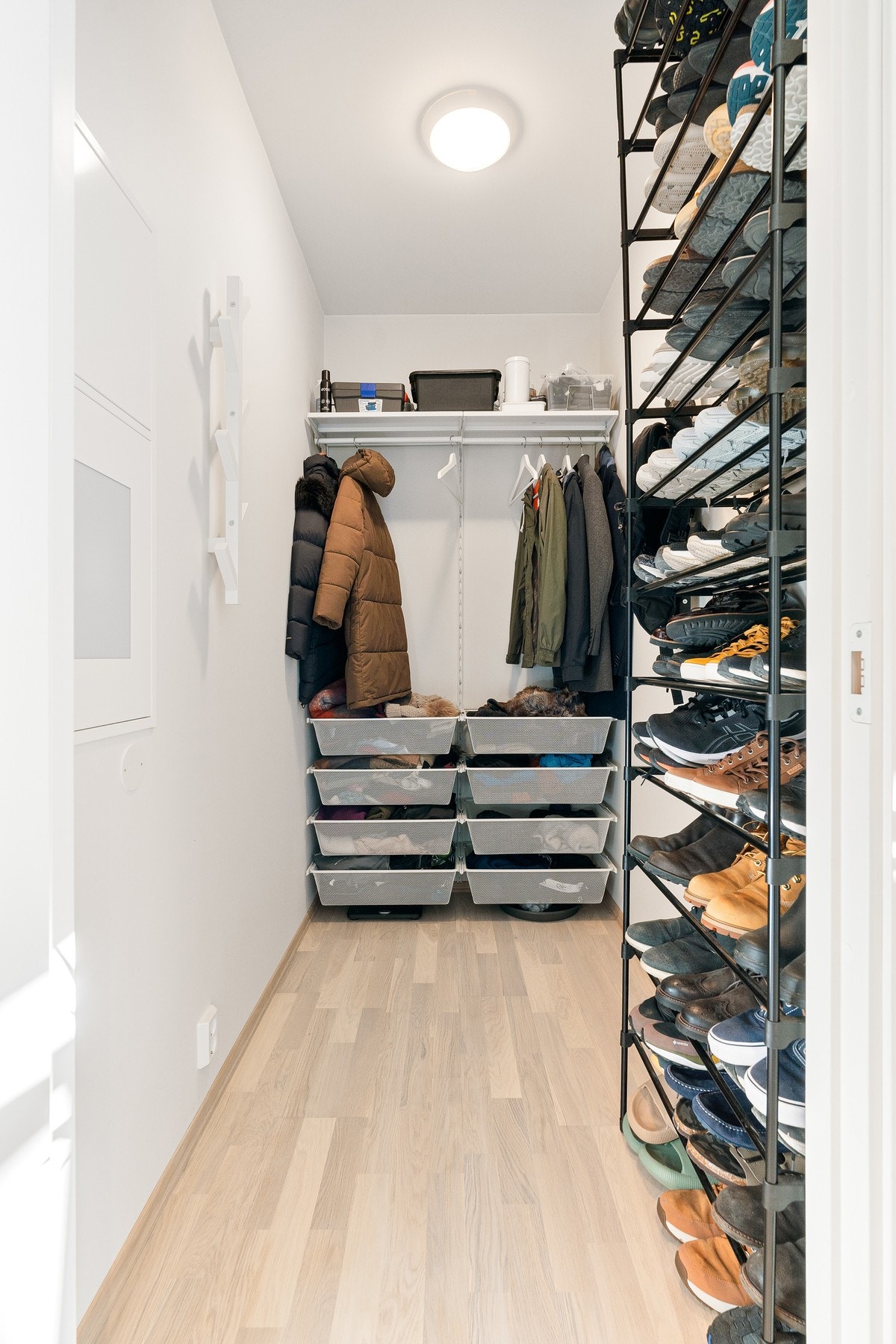 Leiligheten har en romslig innvendig bod og en bod i kjeller. Galleribilde