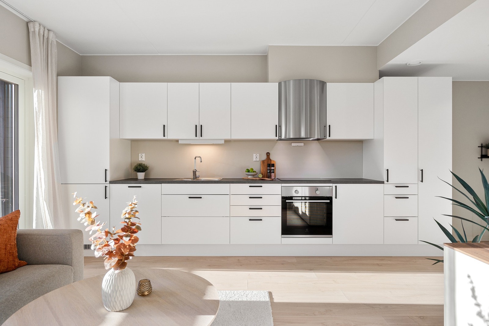 Det ble lagt nytt gulv i hele leiligheten i 2025. Galleribilde