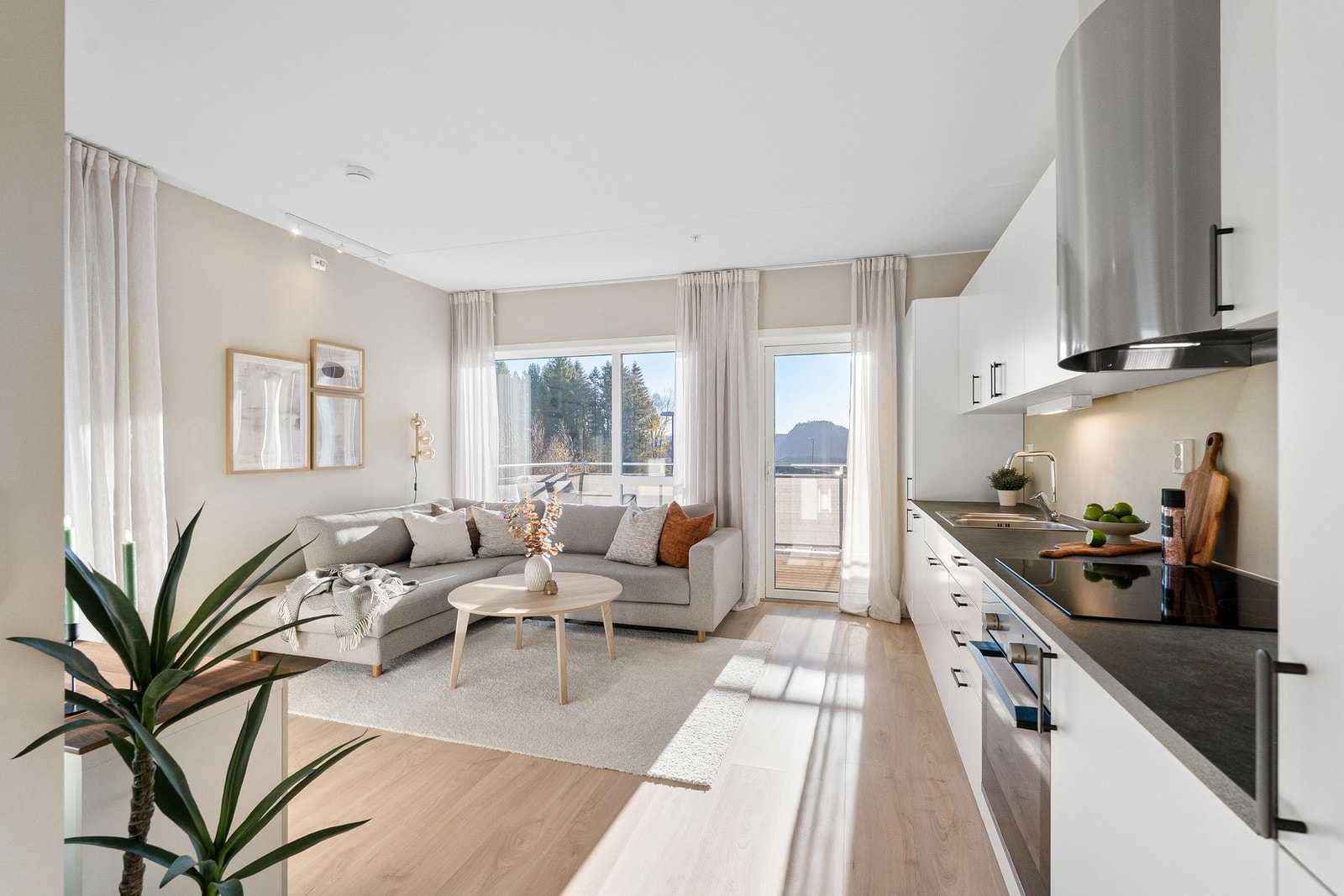 Fin beliggenhet i 2.etasje med lite innsyn og store vindusflater. Galleribilde