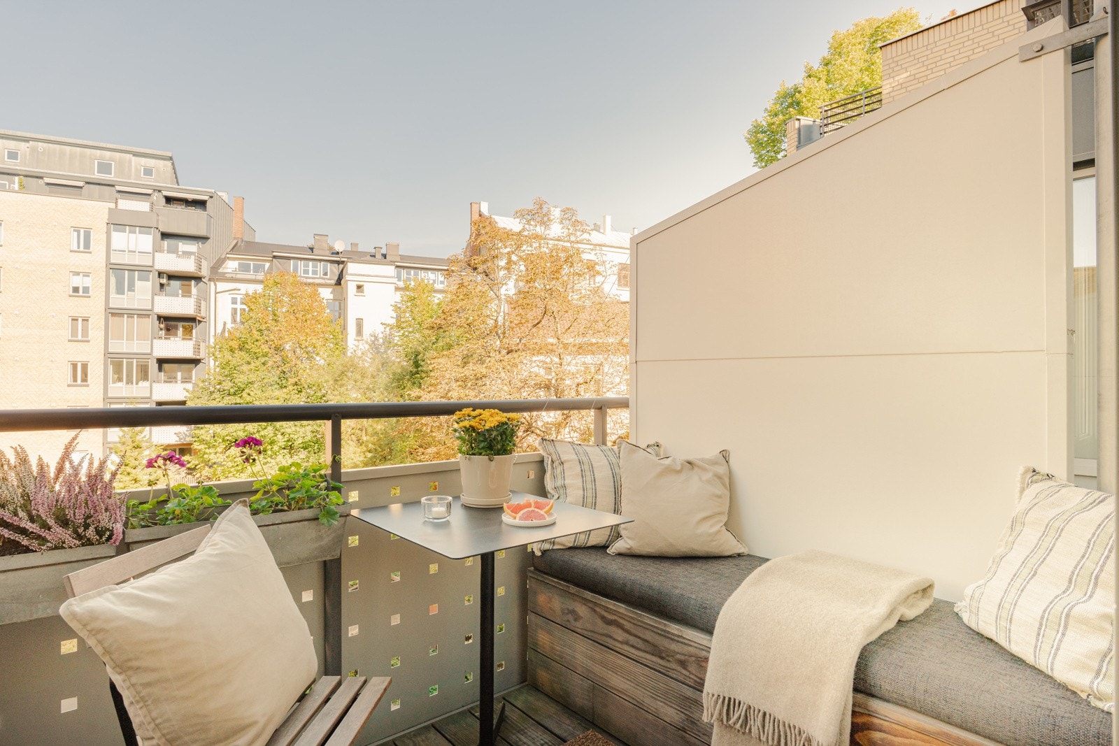 Balkongen har terrassedekke og plassbygget benk med integrert oppbevaring - i påkostet royal impregnert treverk Galleribilde