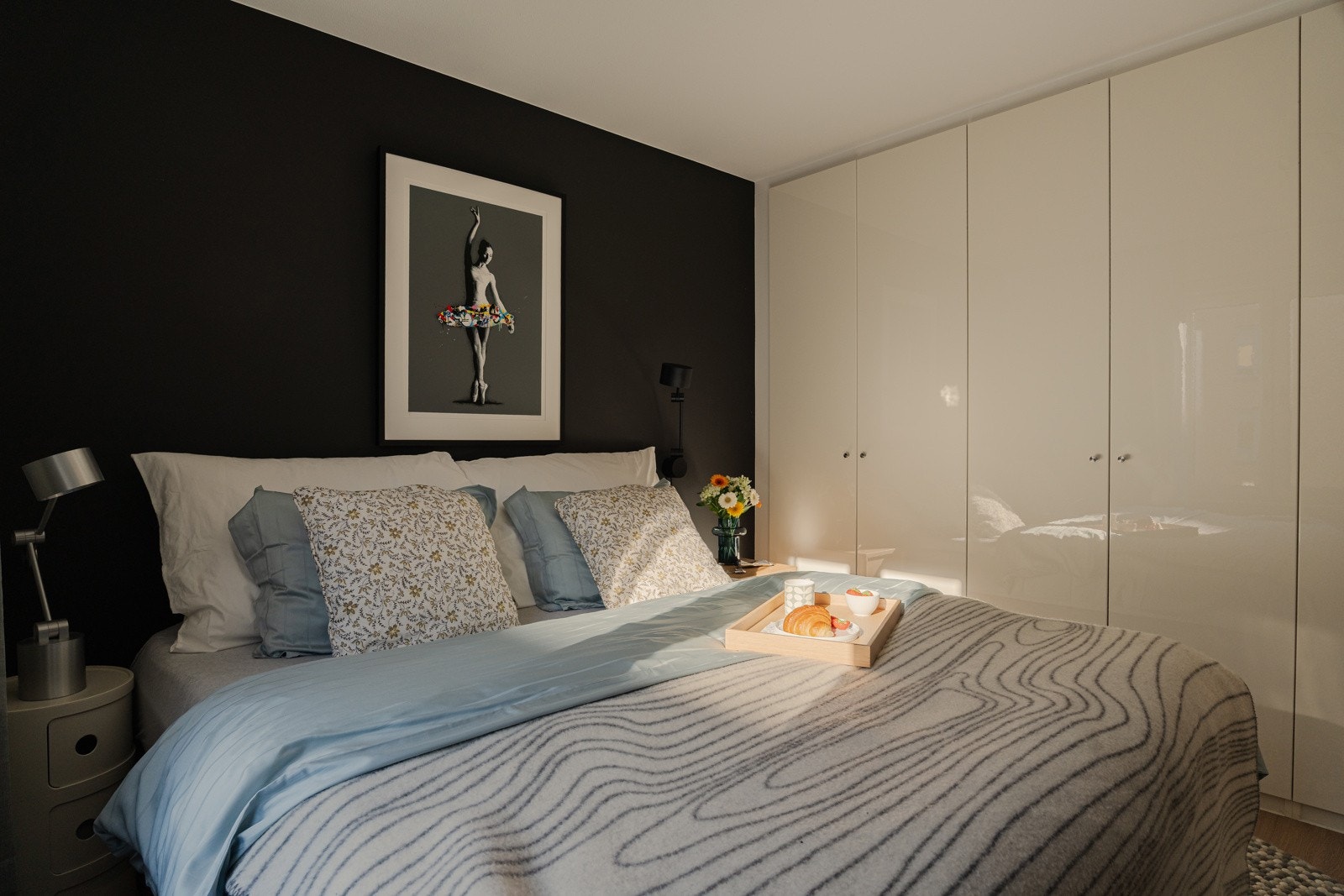 Plassbygde garderobeløsninger gir både et elegant uttrykk og svært gode oppbevaringsmuligheter. Galleribilde