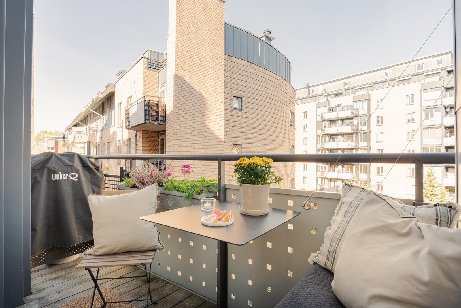 Balkongen er på ca. 4,7 m², med plass til både utemøbler og grill. Galleribilde