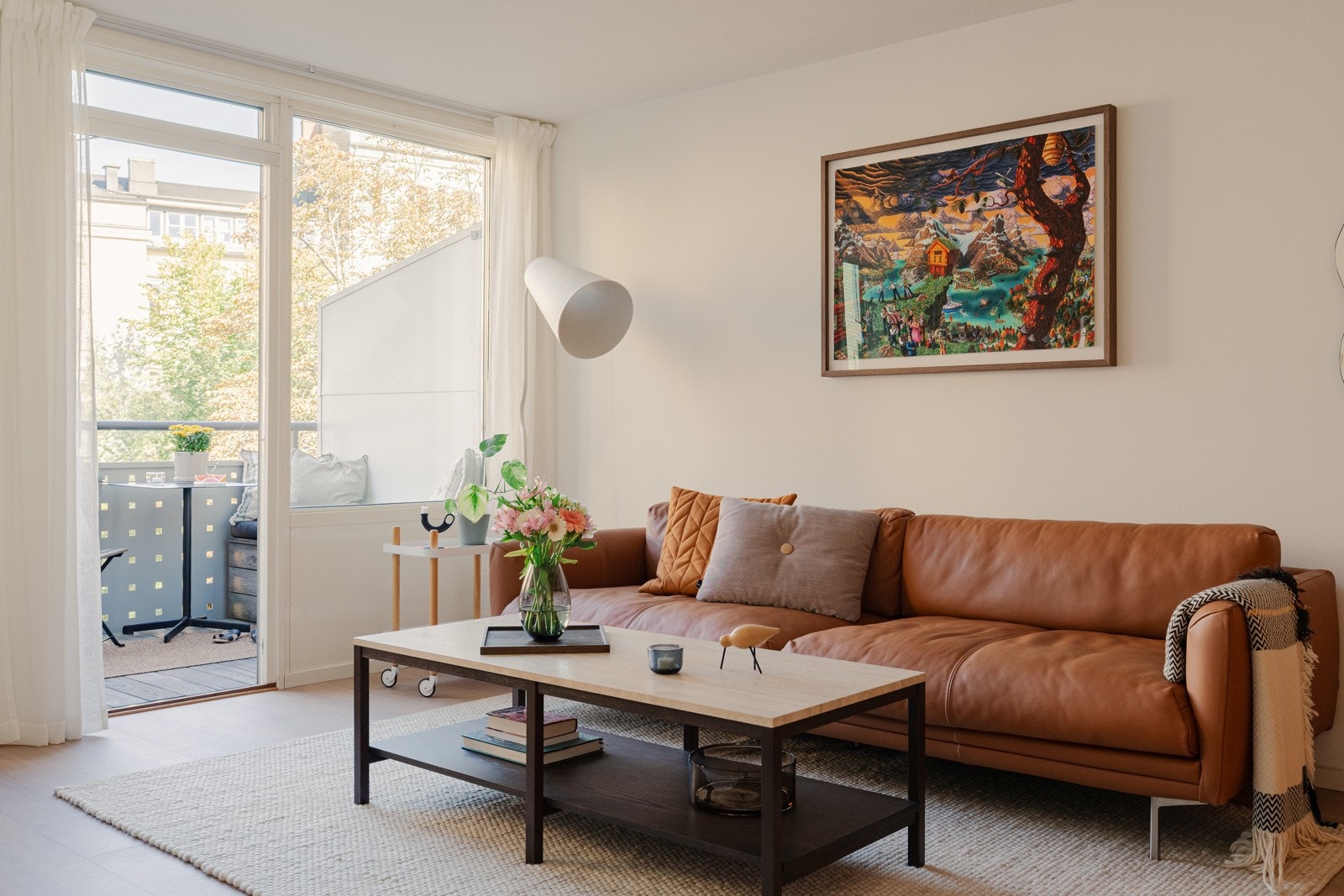 Fra stuen har du utgang til en solrik nordvest-vendt balkong. Galleribilde