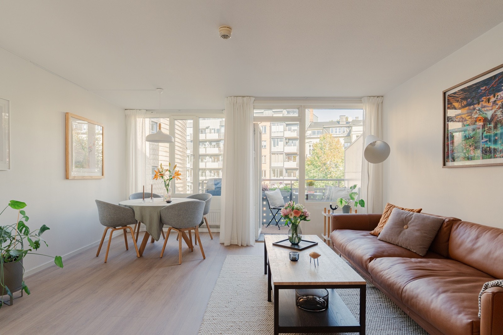 Lys og trivelig stue som ligger i en åpen og sosial løsning mot kjøkkenet, perfekt for både hverdag og hyggelige sammenkomster. Galleribilde