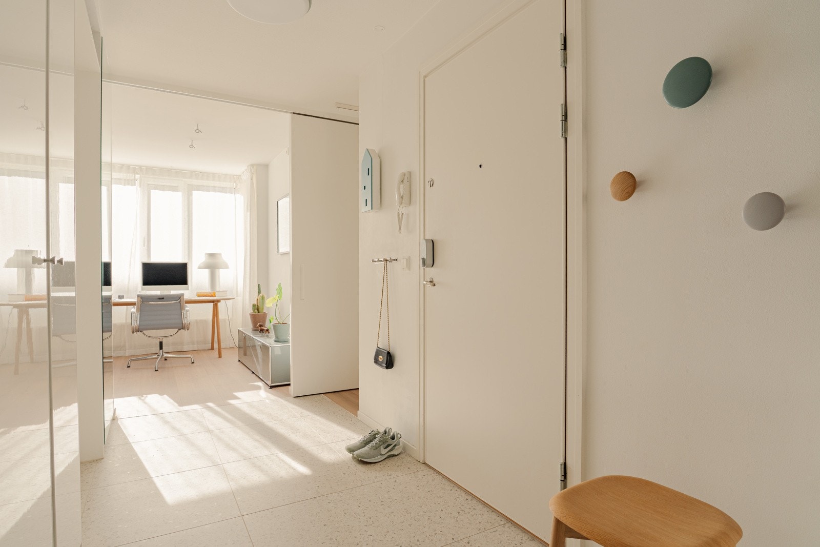 Her er det plass til å henge fra seg yttertøy på knaggløsning, samt oppbevaring i kommode. Galleribilde