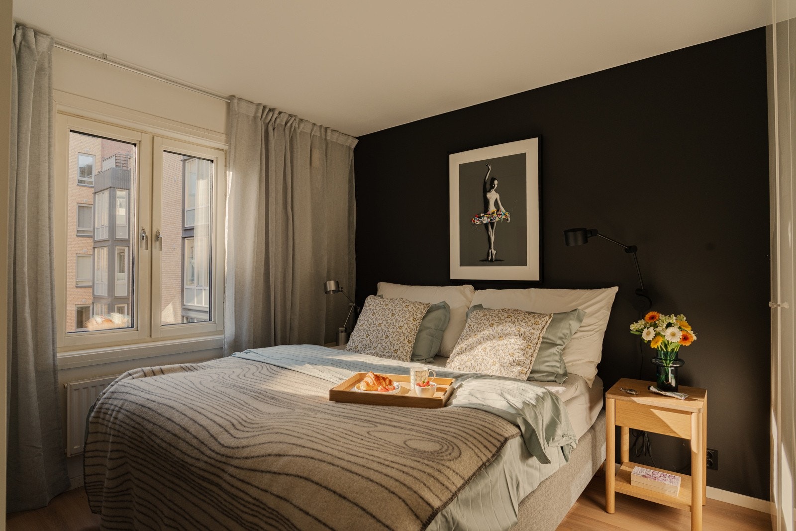 Det store vinduet slipper inn rikelig med naturlig dagslys og bidrar til en lys og behagelig atmosfære. Galleribilde