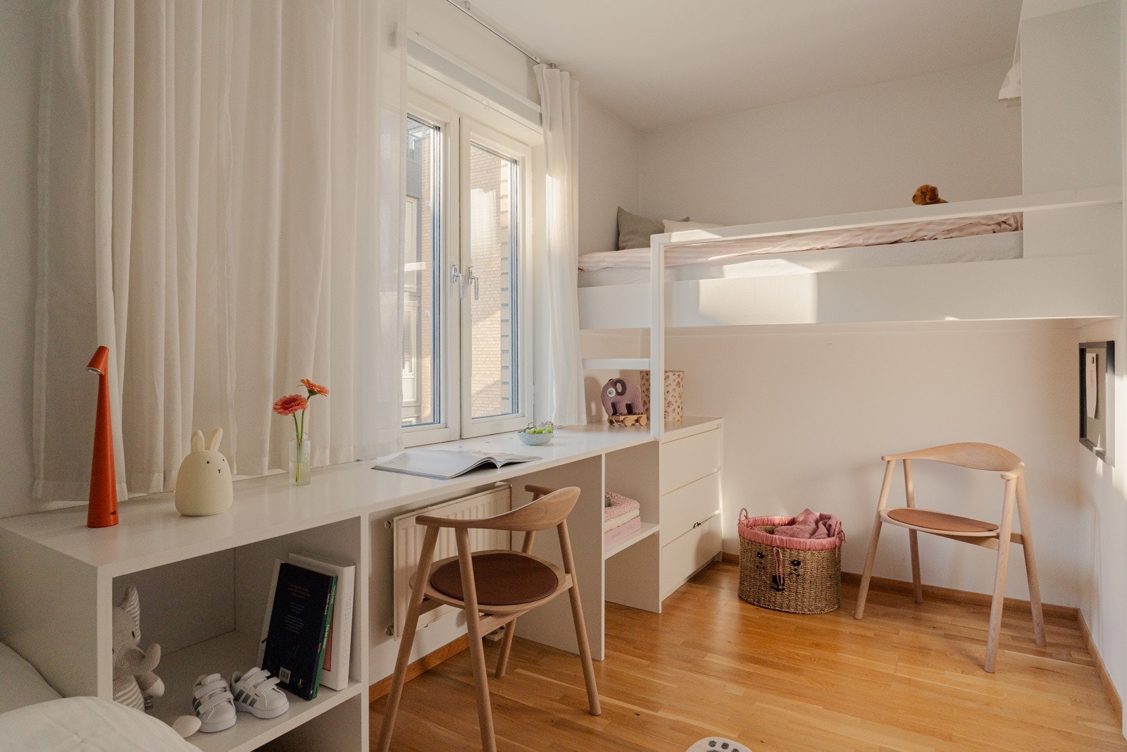 Gjesterom/barnerom med plassbygget seng og køyeseng Galleribilde