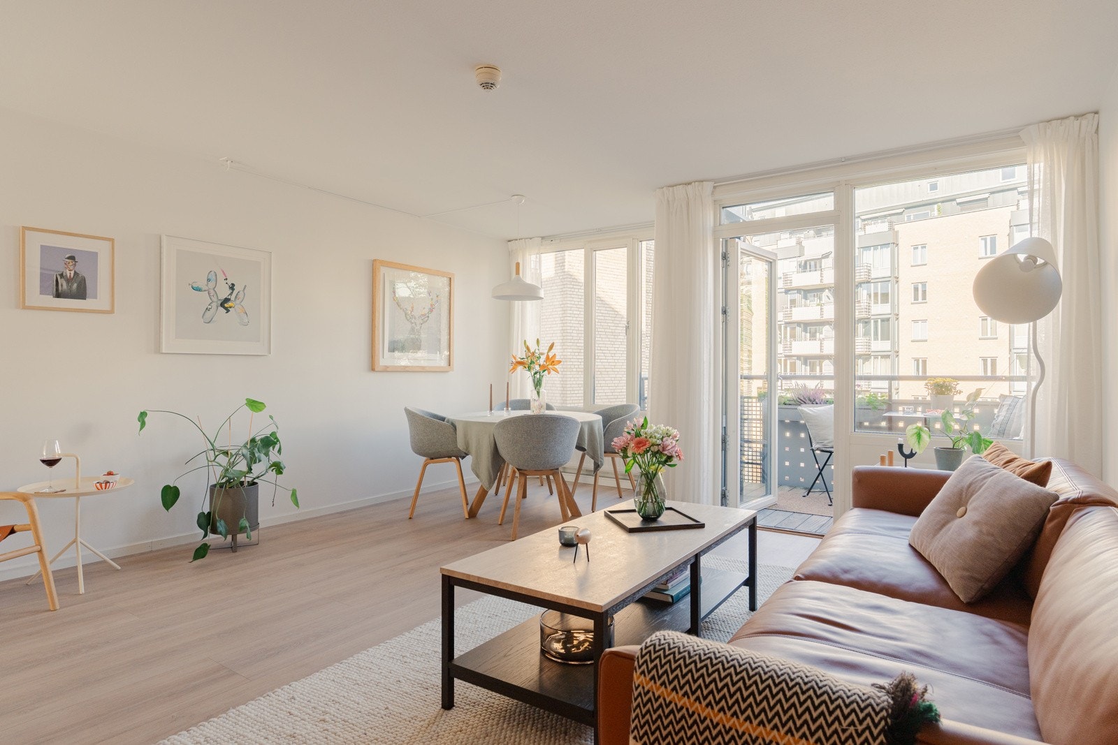Her er det god plass til en komfortabel sofagruppe, spisebord og annet møblement. Galleribilde