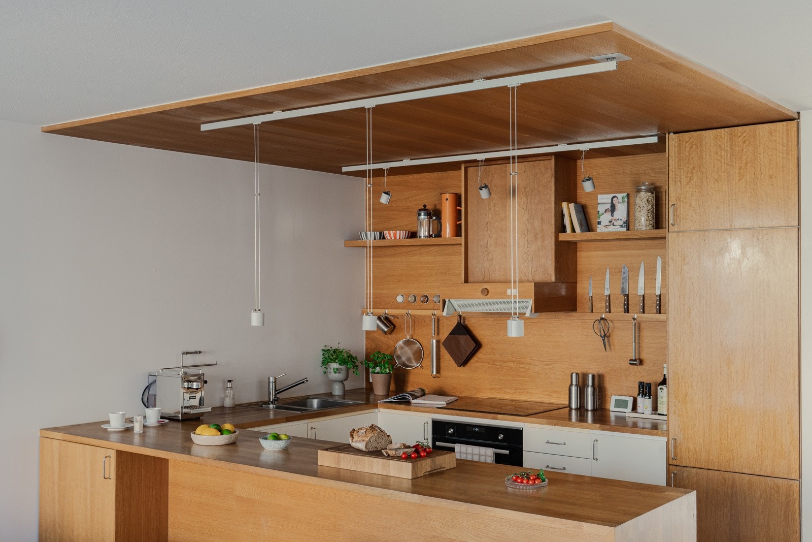 Kjøkkenet er videre utstyrt med integrerte hvitevarer, herunder stekeovn fra Bosch, kjøl/frys fra LG, oppvaskmaskin og platetopp fra Electrolux, samt innebygget avtrekksvifte. Galleribilde