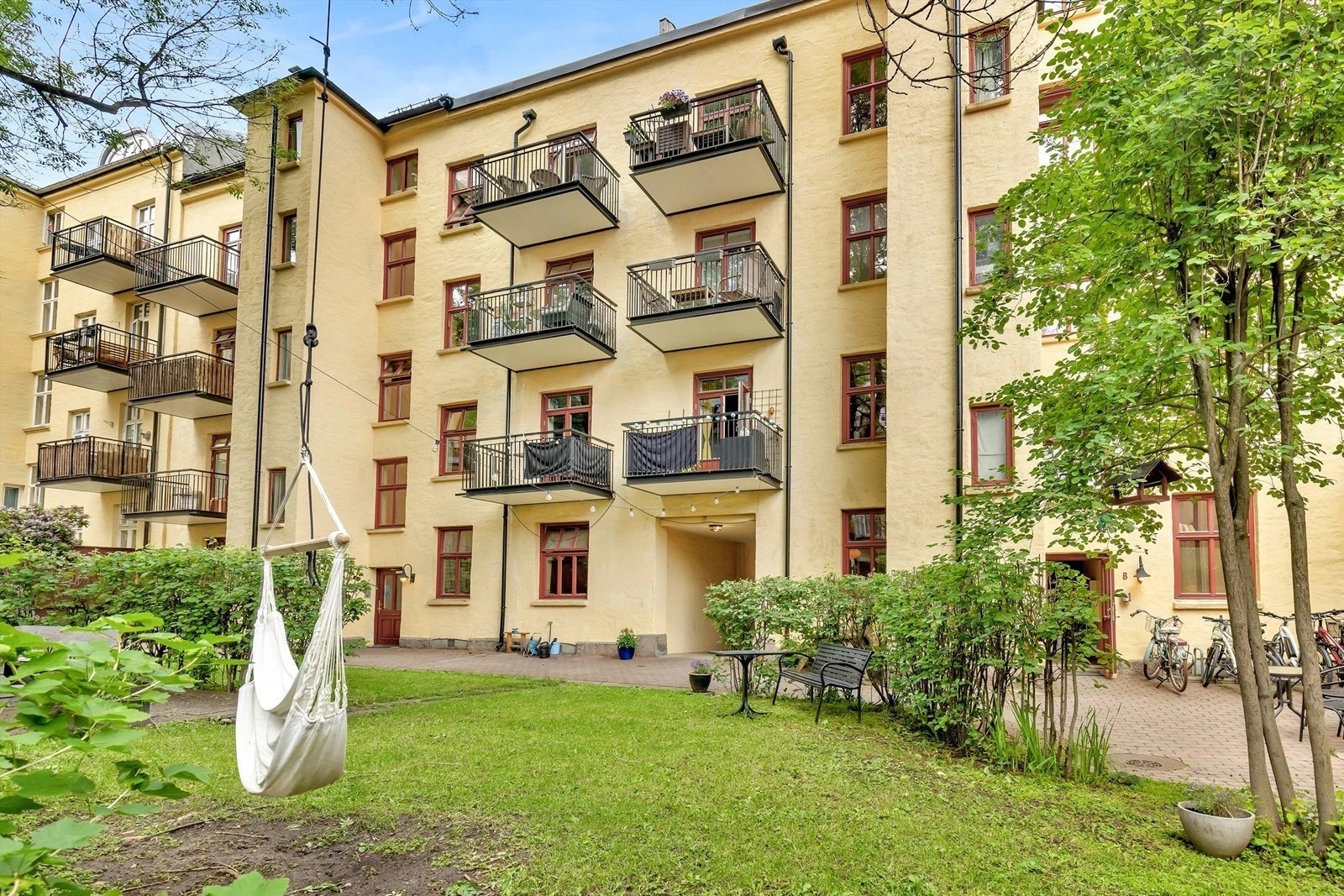 Sameiet har et hyggelig indre gårdsrom som er grønt og "frodig" om sommeren. Galleribilde