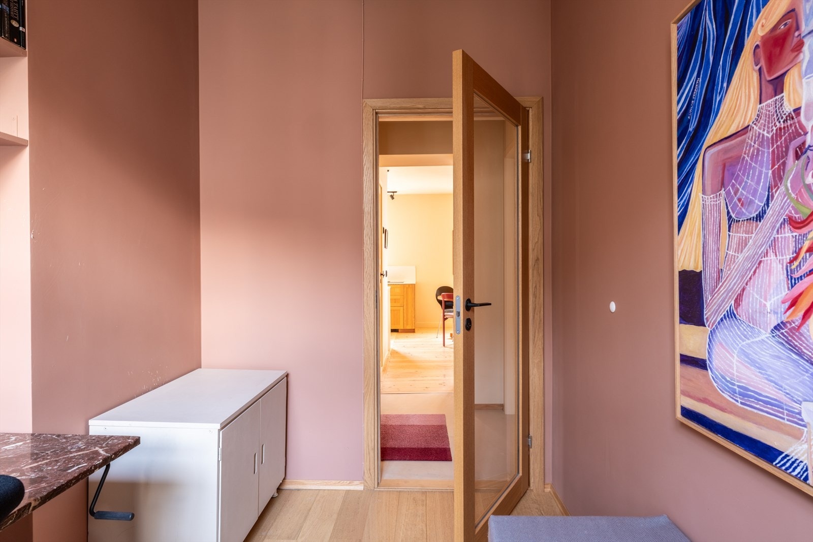 Den slipper det vakre, naturlige lyset inn igjennom boligen. Galleribilde