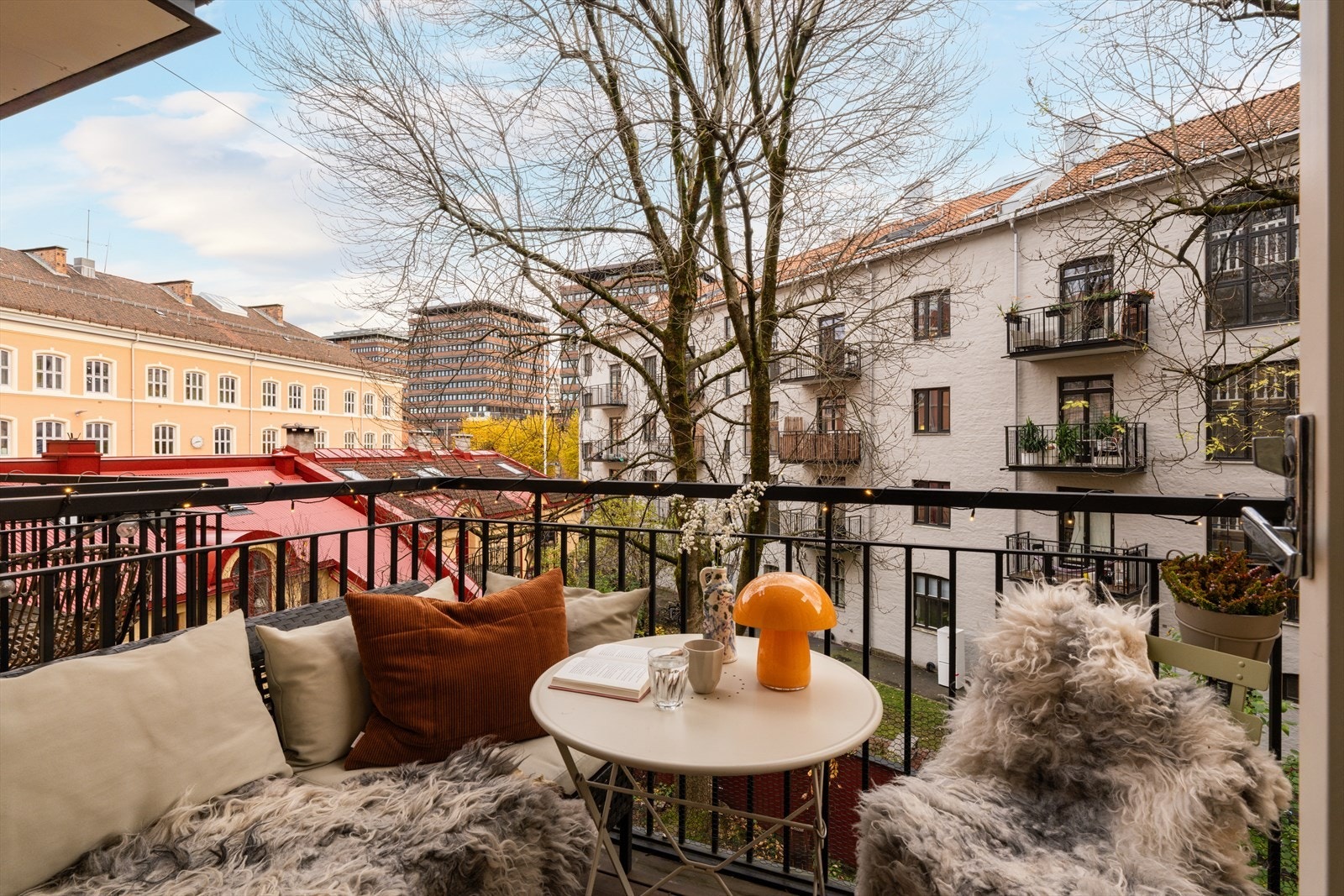Balkongen er av god størrelse, med plass til utemøbler, beplantning og grill. Om sommeren er utsikten helt grønn mot de store trærne. Galleribilde