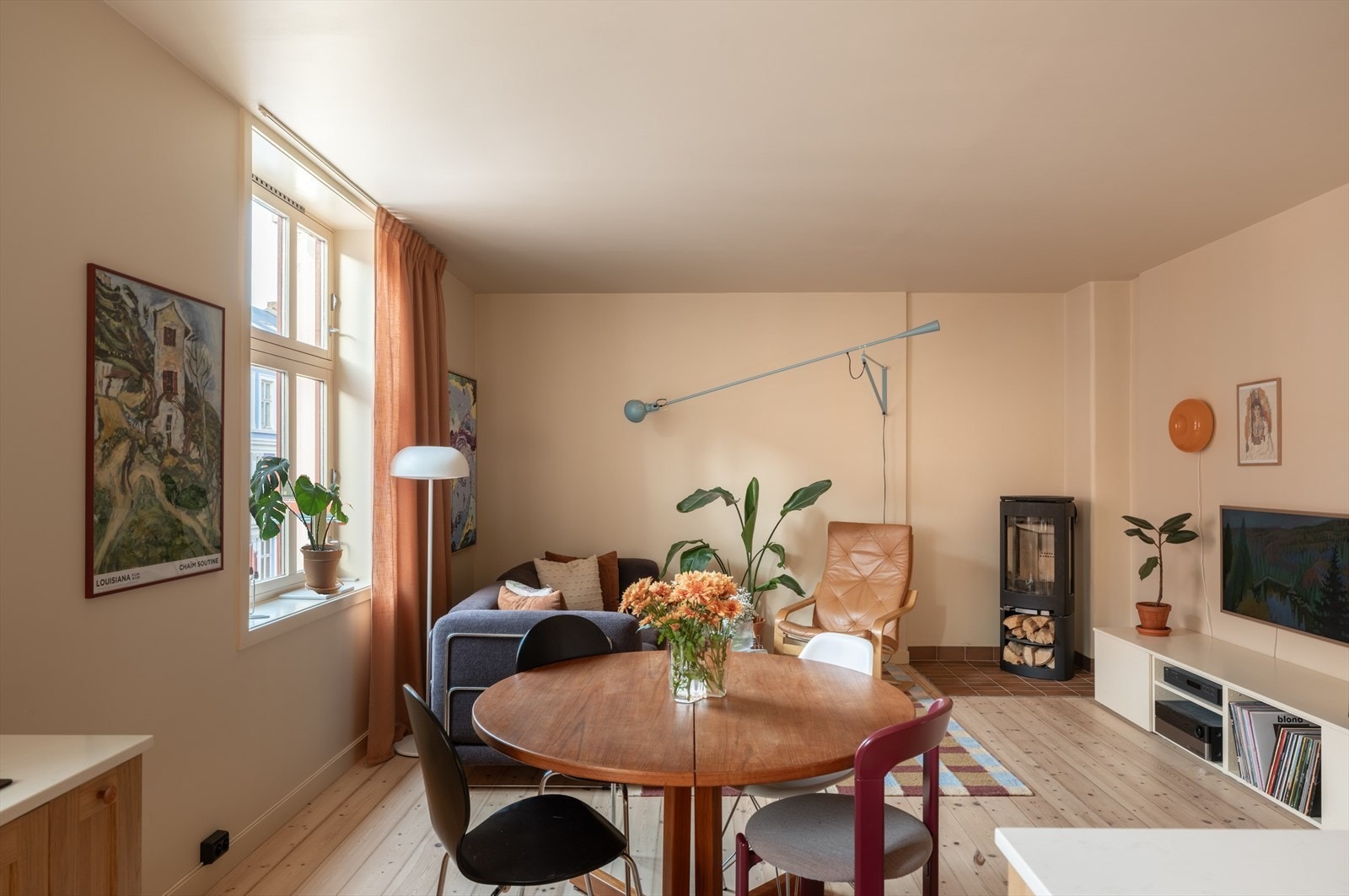 Naturlig plass til både spisebord og sofagruppe. Galleribilde