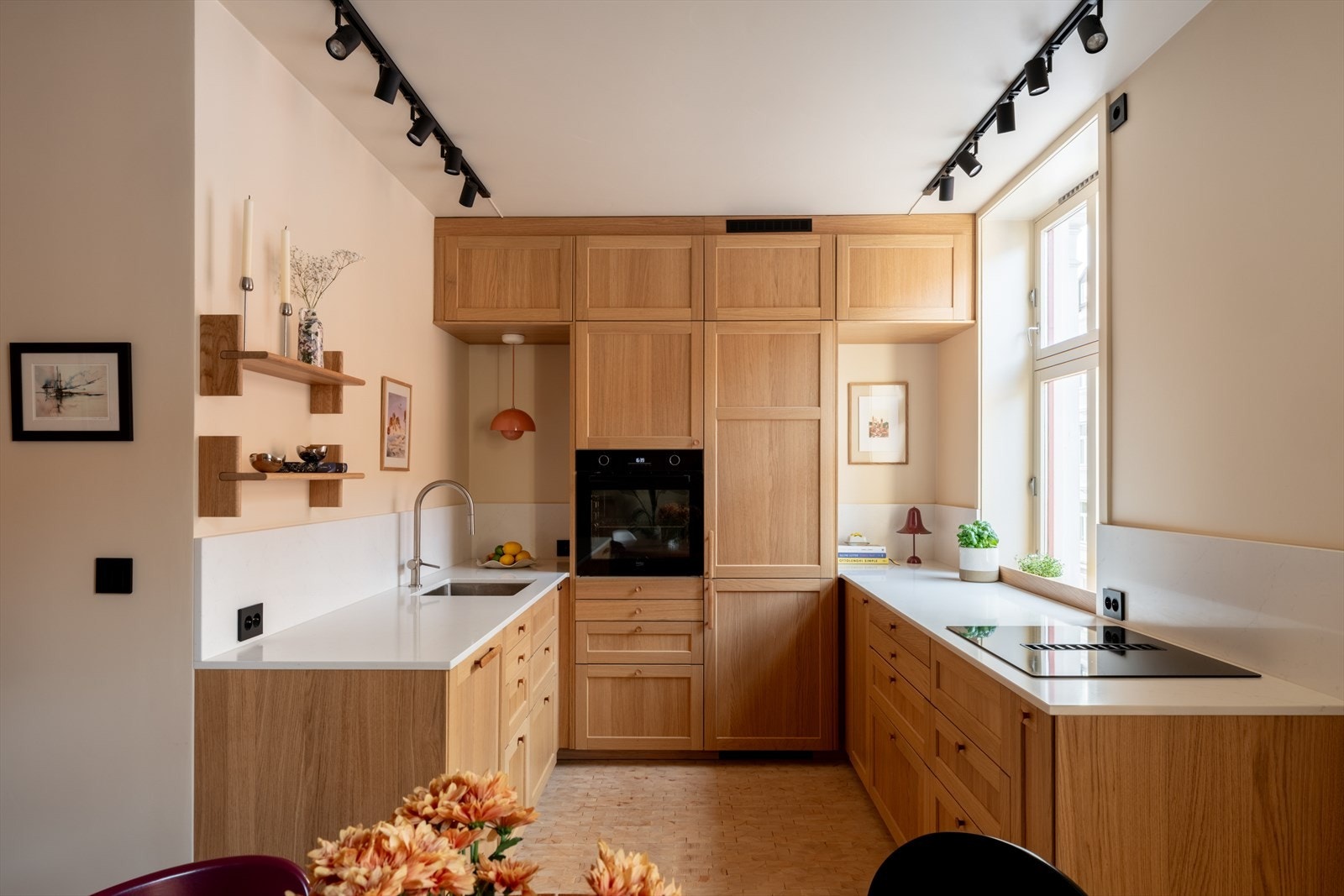 En gjennomgående og romslig 3-roms selveiereilighet med to soverom mot stille bakgård, nyere kjøkken, peis og balkong. Galleribilde