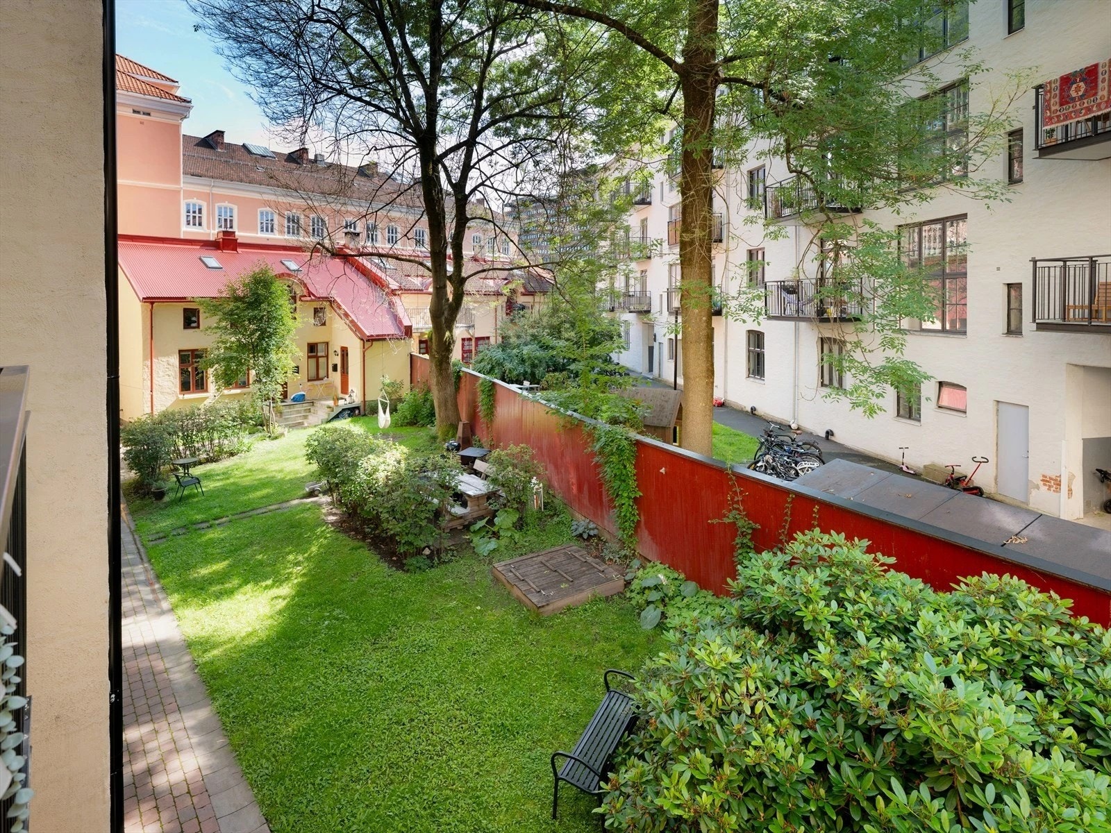 Om sommeren ser utsikten mot bakgården ca. slik ut. Galleribilde