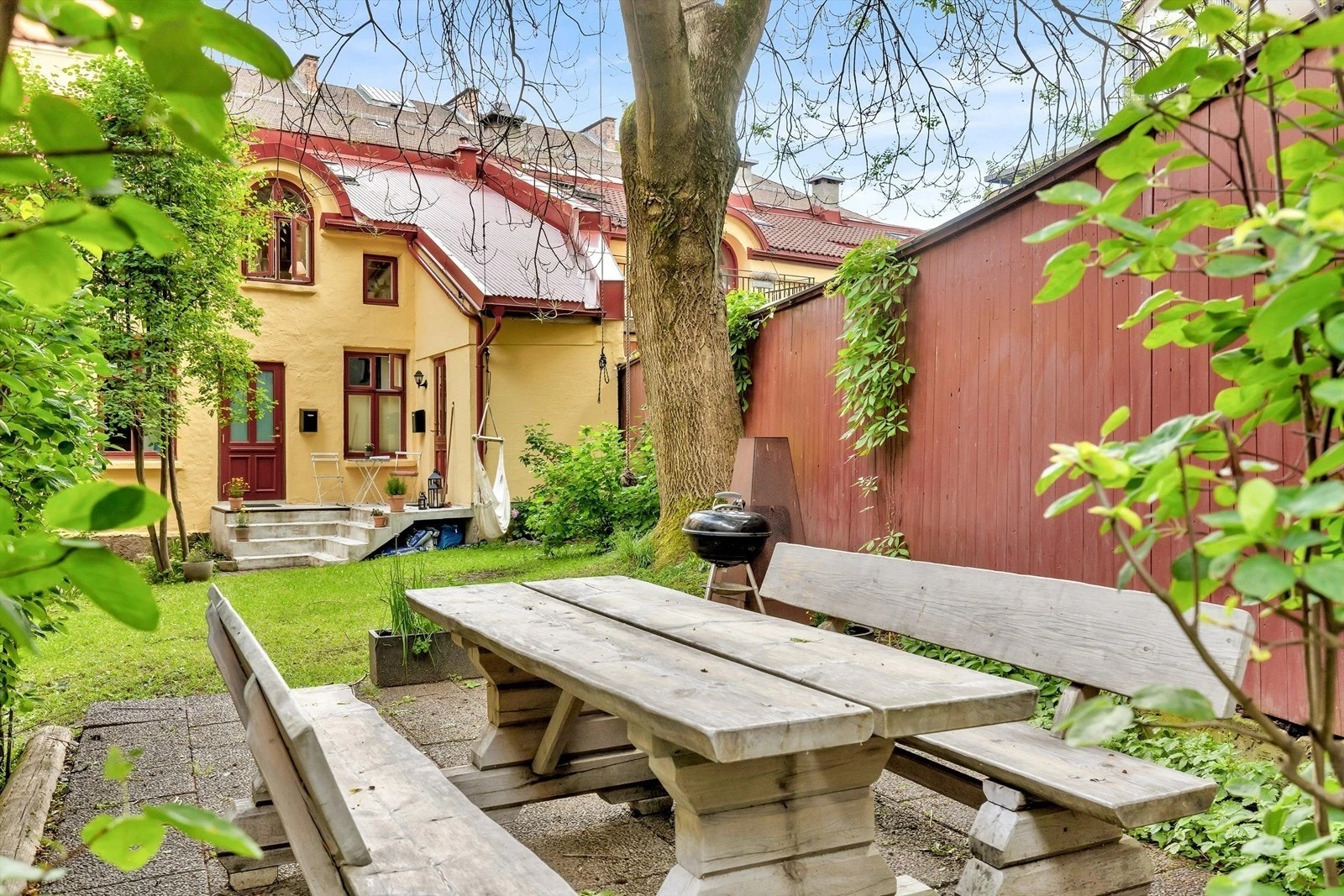 Det finnes gressplen, utemøbler, grill m.m. for beboerne. Galleribilde