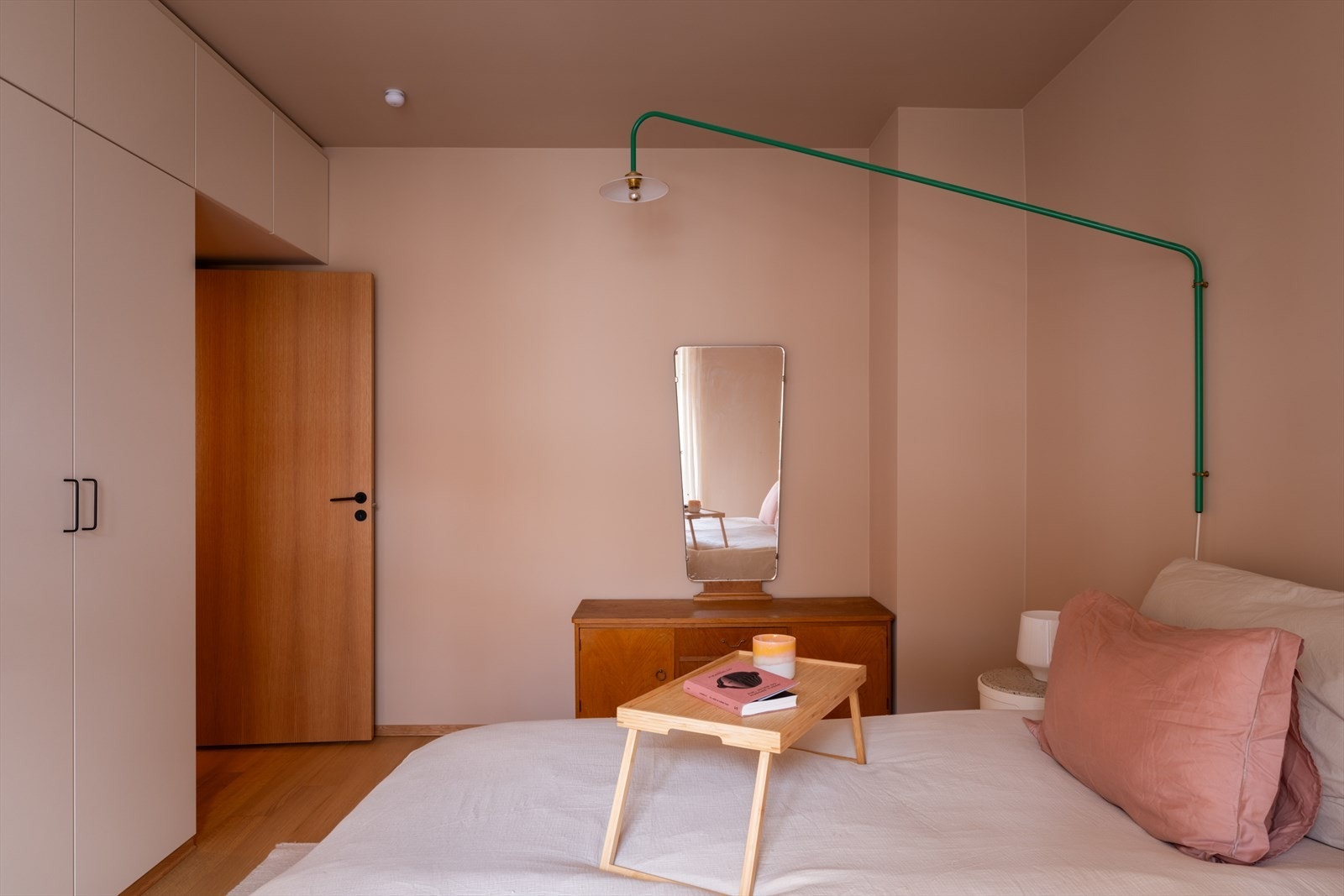 På veggen rett frem har man god plass til skrivebord, kommode eller skap. Galleribilde