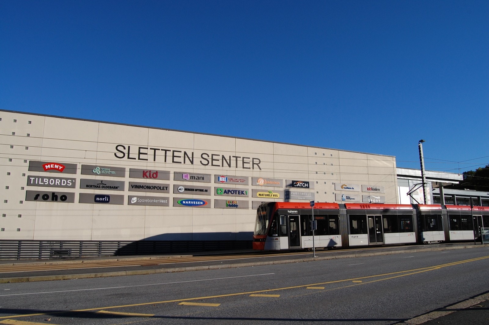 Det er også kort vei til Sletten senter, hvor du også finner holdeplass for Bybanen. Galleribilde
