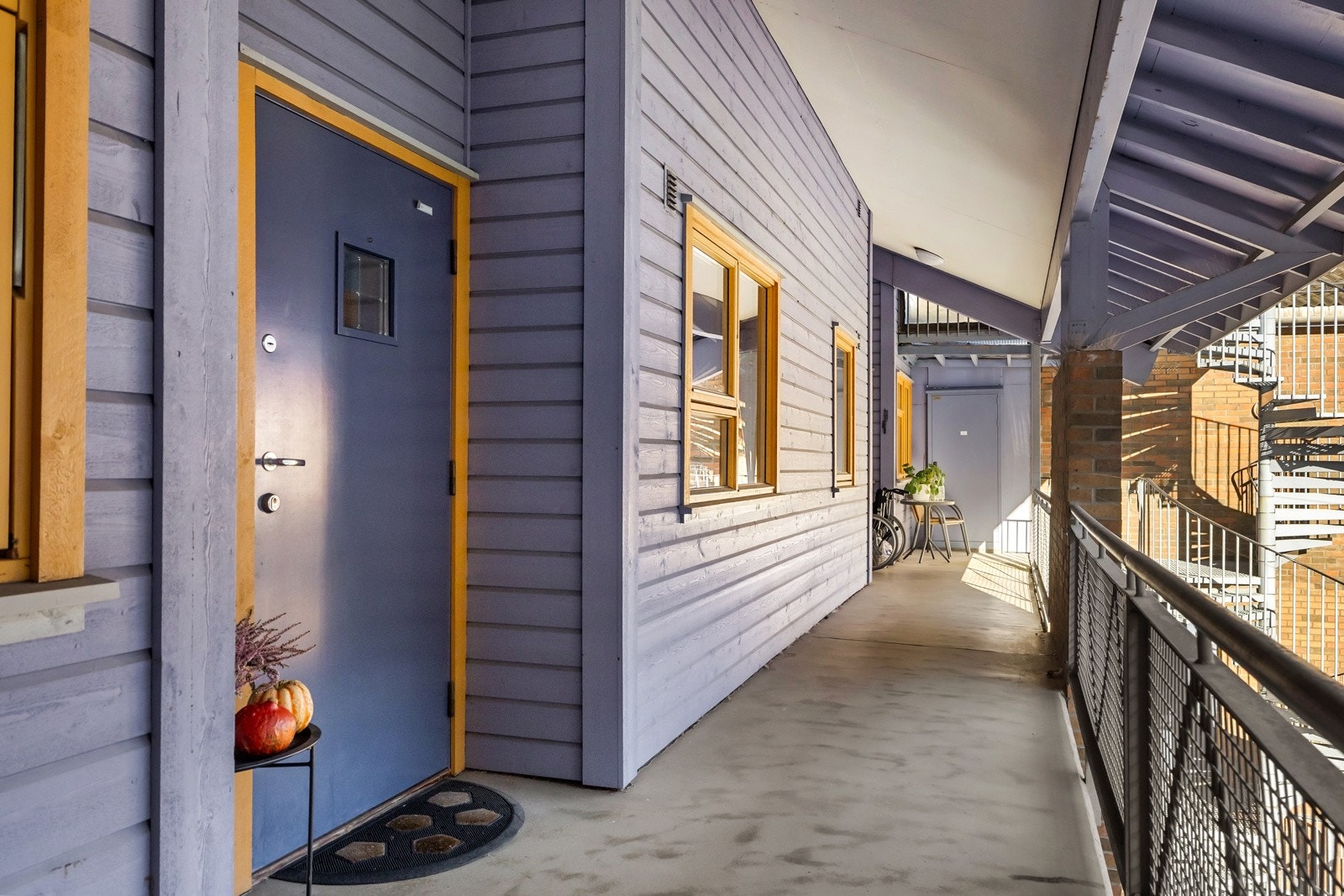 Takoverbygget svalgang leder deg frem til leiligheten. Galleribilde