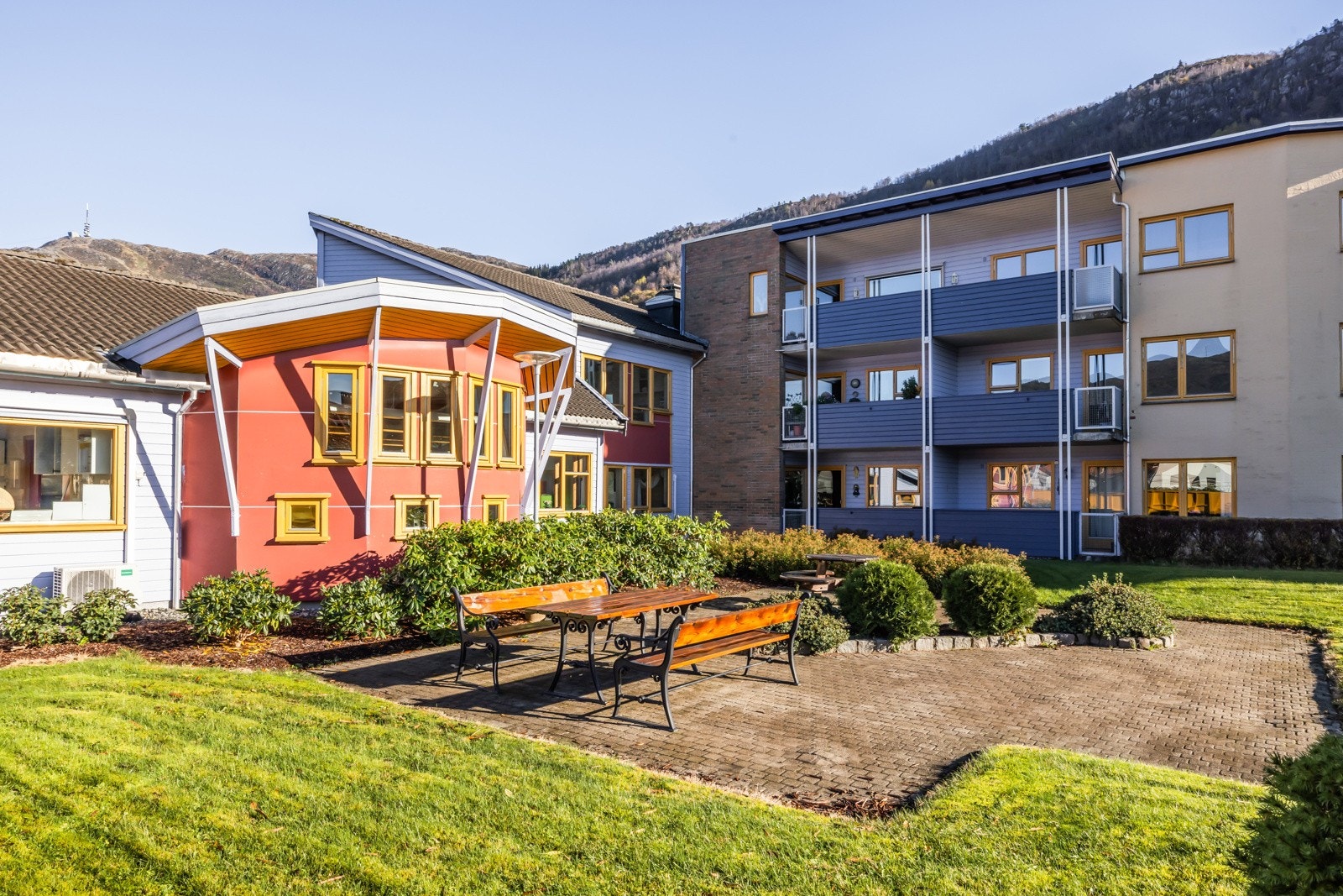 Flotte fellesareal med sittegrupper og fin beplantning. Galleribilde