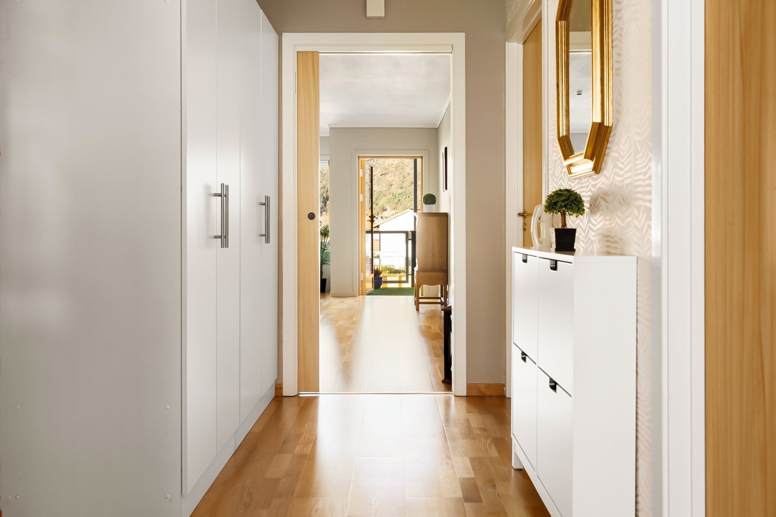 Det er tilnærmet livsløpsstandard med små dørterskler og bruk av skyvedører, som gjør at man kan bo her lenge til man blir dårlig til beins. Galleribilde