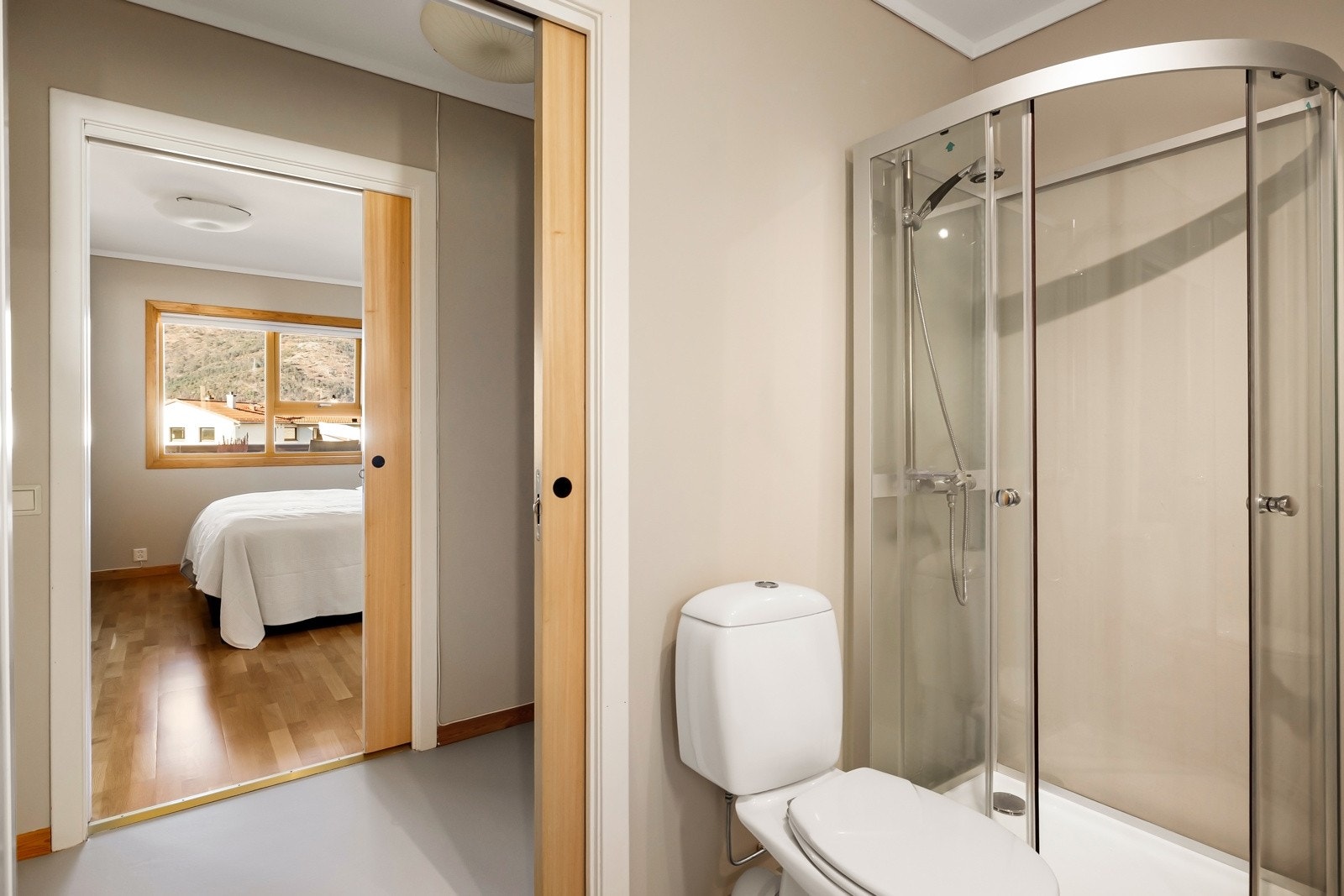 Det er passasje mellom badet og det ene soverommet - og mellom de finner du et praktisk garderoberom som mange vil sette pris på. Galleribilde