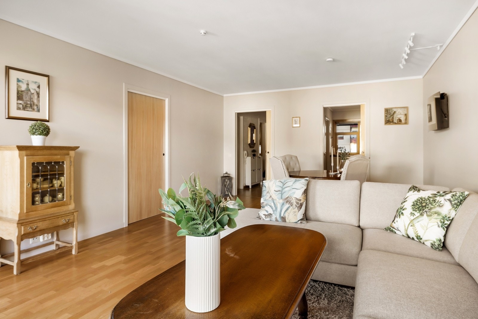 Det er også god plass til ulike lagringsmøbler som skap eller sjenker i stuen, samt nok veggflate til å få hengt opp kunsten din. Galleribilde