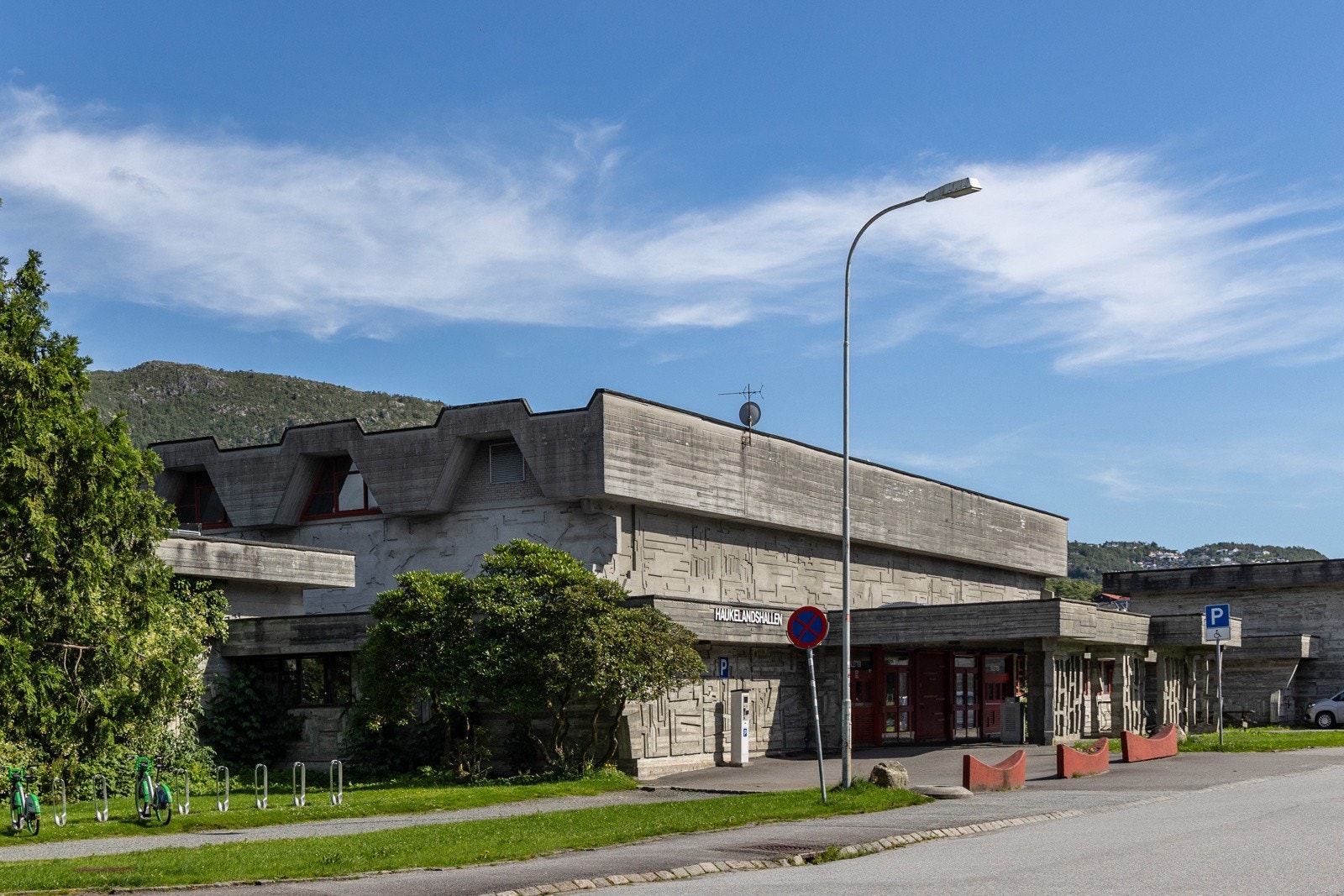Eller se spennende håndball- og basketkamper i Haukelandshallen. Galleribilde